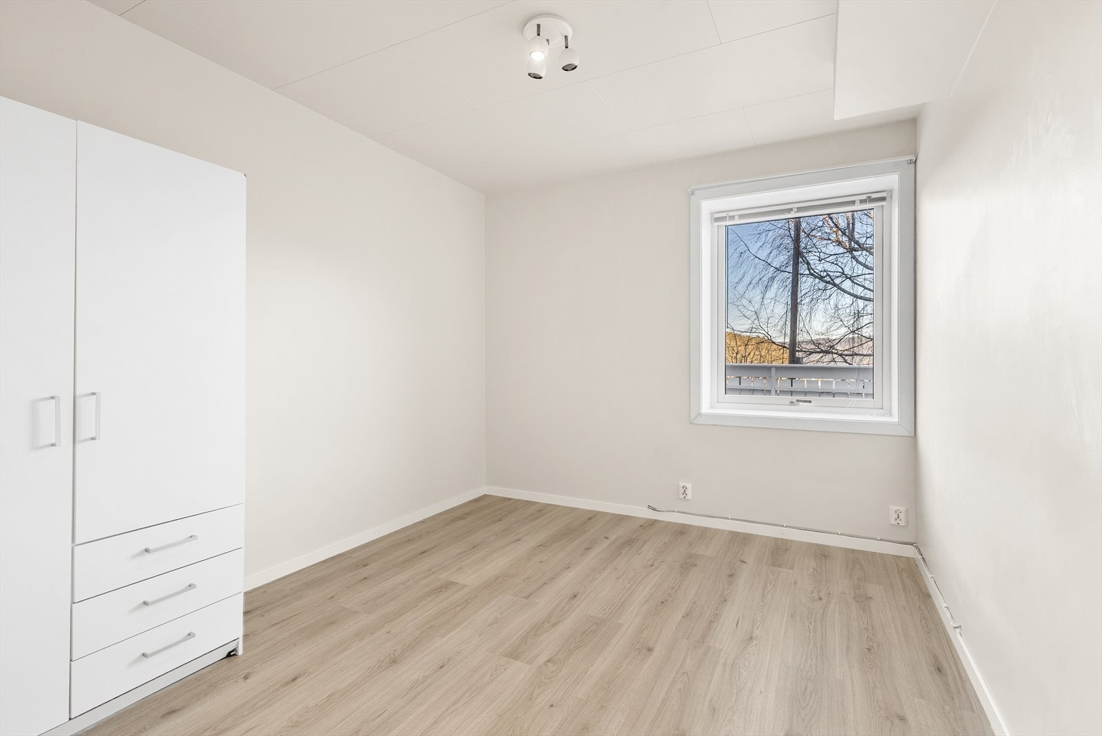 Soverom med garderobeskap. Galleribilde