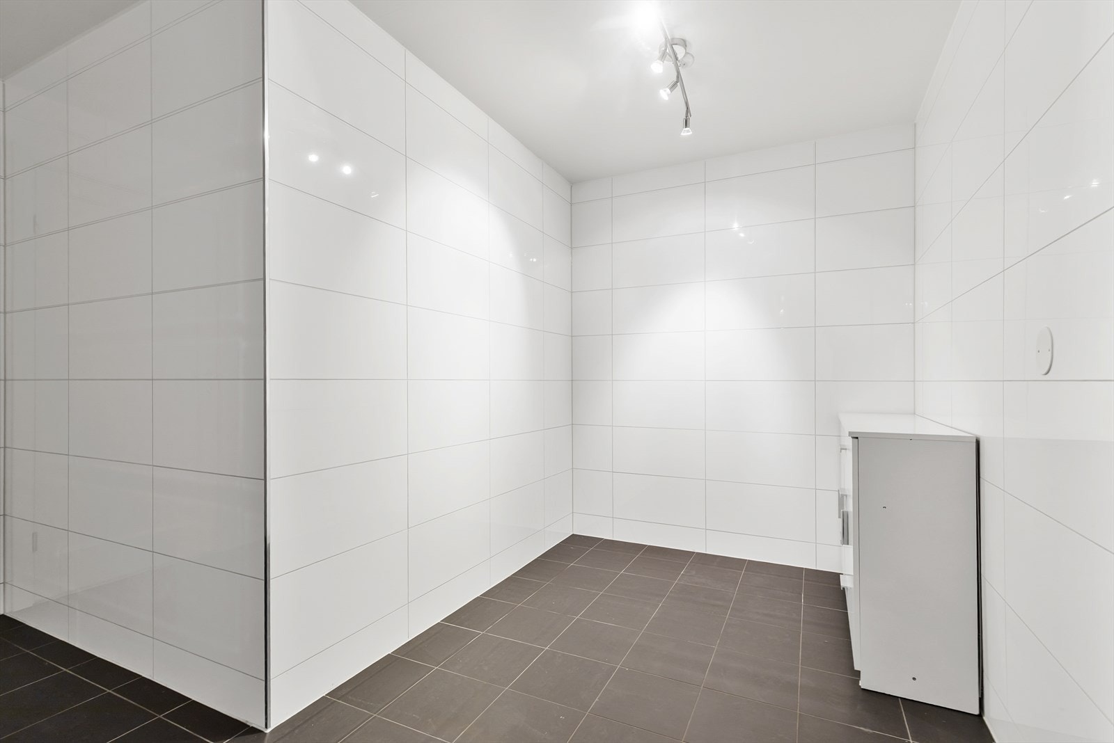 Separat vaskerom i underetasje i hoveddel. Galleribilde