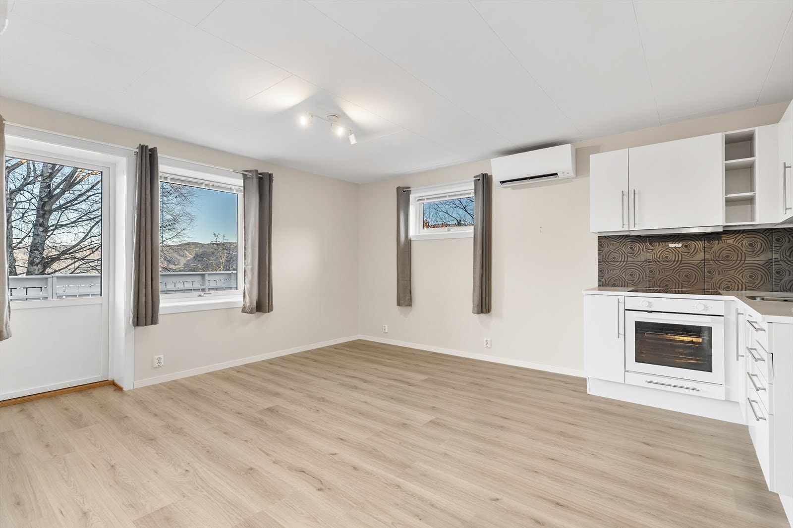 Kjøkken/stue med utgang ti egen, privat uteplass/terrasseplatting til hybelen. Galleribilde