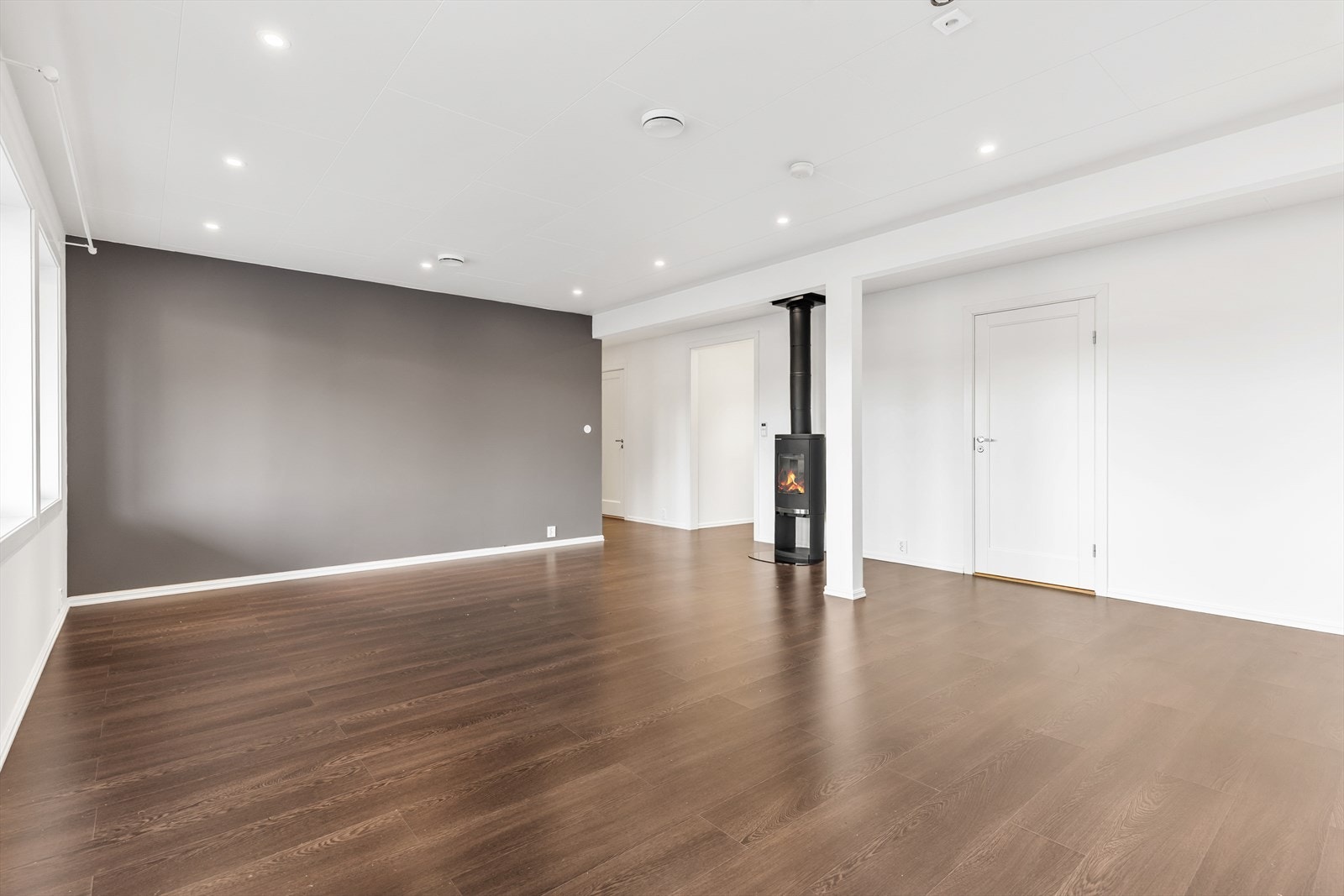 Her er det installert peisovn og varmepumpe. Underetasjen kan være perfekt for de unge i huset. Galleribilde