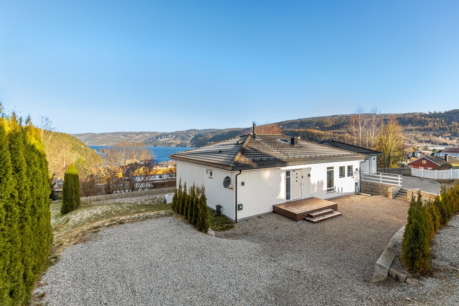 Sentralt beliggende med umiddelbar næret til matbutikk og bussholdeplass. Her er det også kort gangavstand til både barne- ungdomsskole samt barnehage Galleribilde