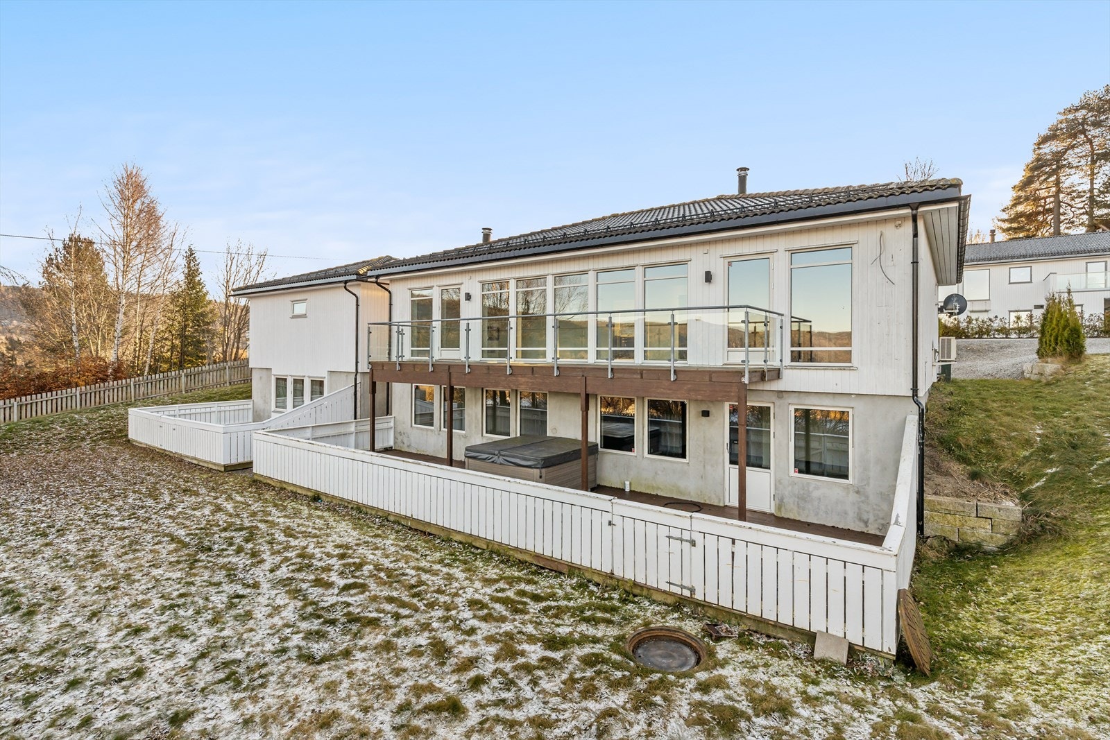 Terrasse med boblebad i eneboligen. Galleribilde