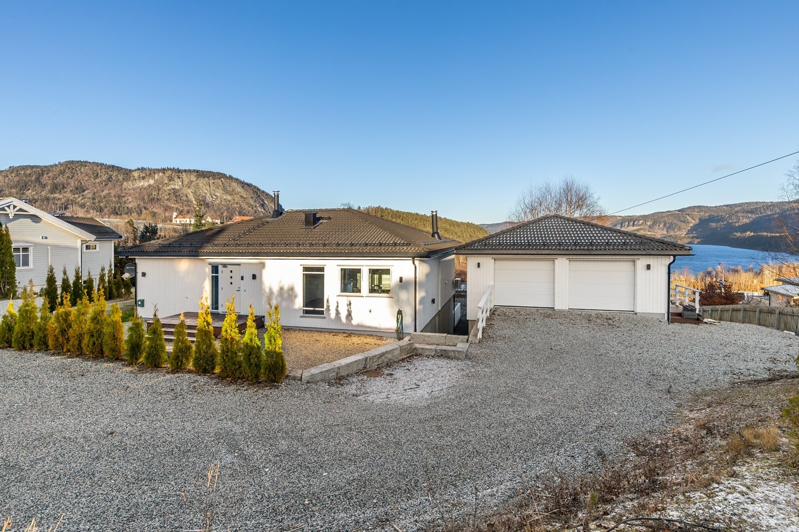 Velkommen til Valstadveien 17, presentert av Vibeke Børven i EiendomsMegler 1. En romslig familiebolig i sentrum av Sylling. Foto: Image Day. Galleribilde