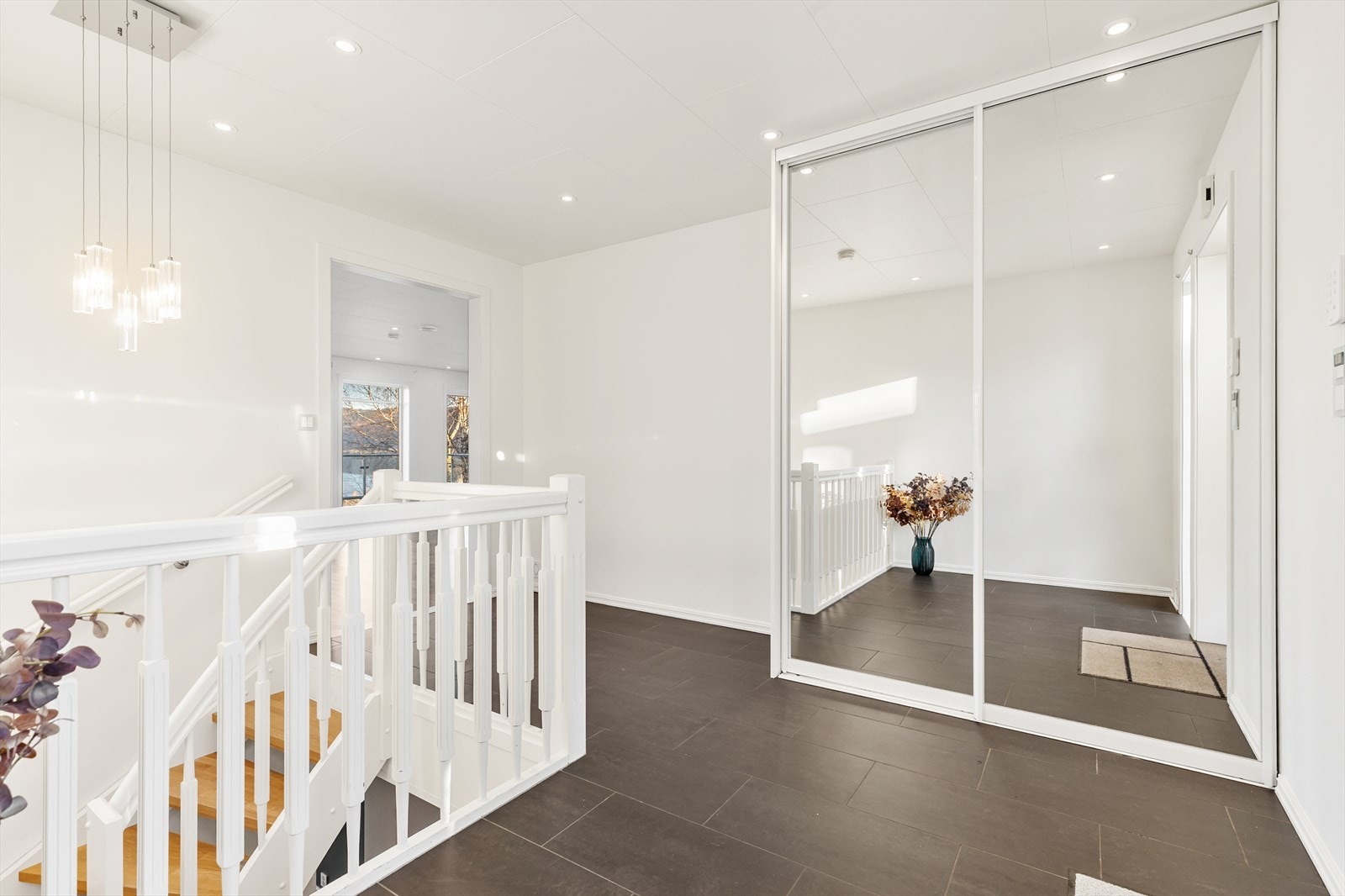 Hallen har skyvedørsgarderobe med speilfronter. Galleribilde