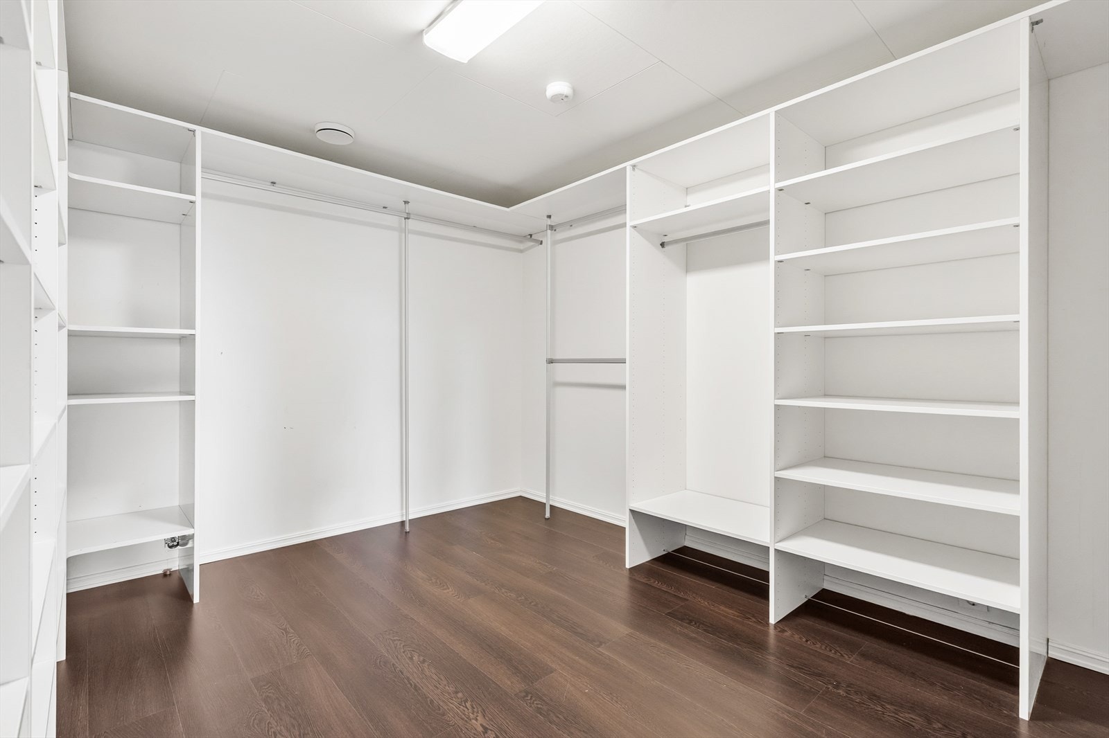 Romslig walkin-closet i denne etasjen også. Galleribilde