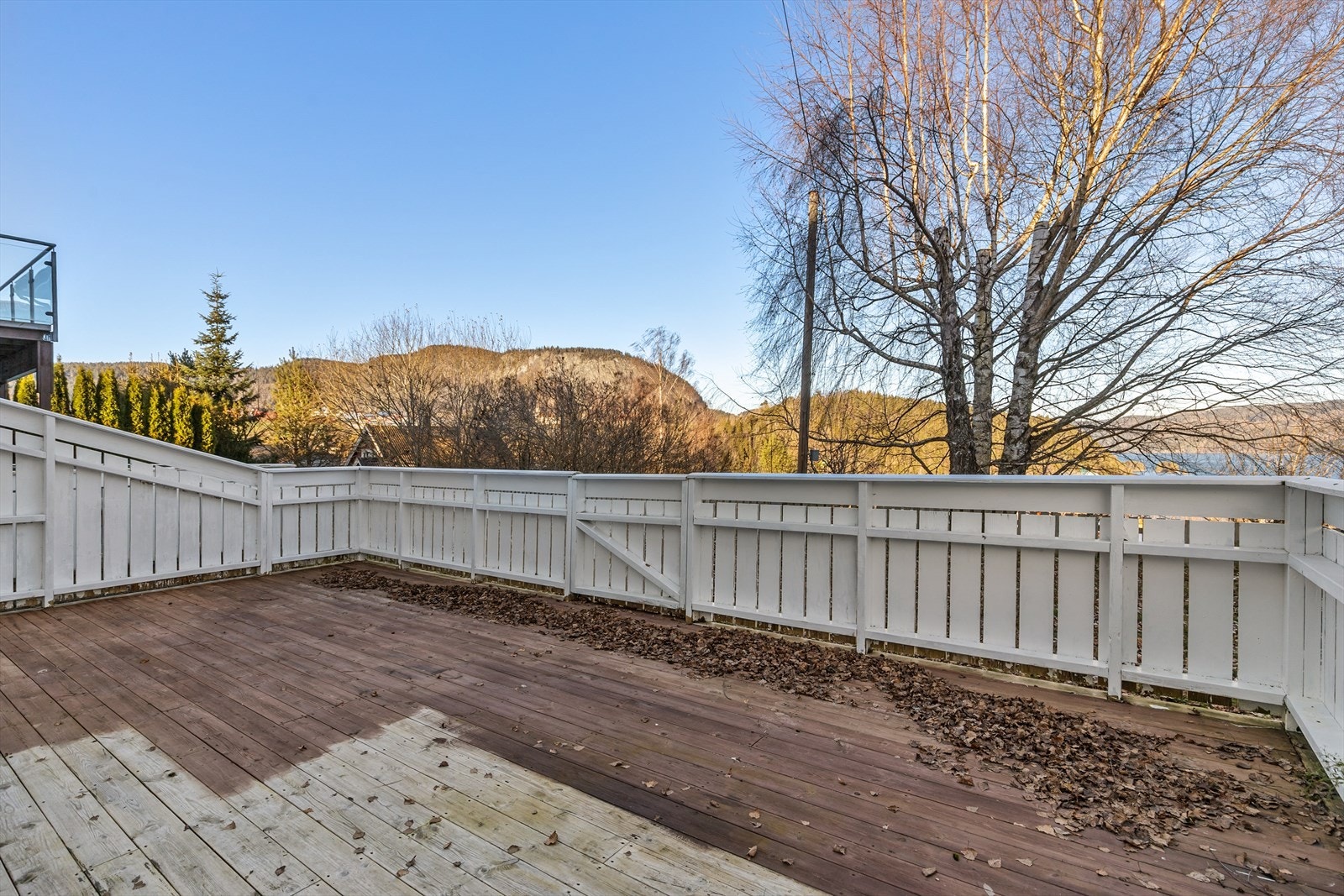 Uteplass til hybelen.Velkommen til visning. Galleribilde