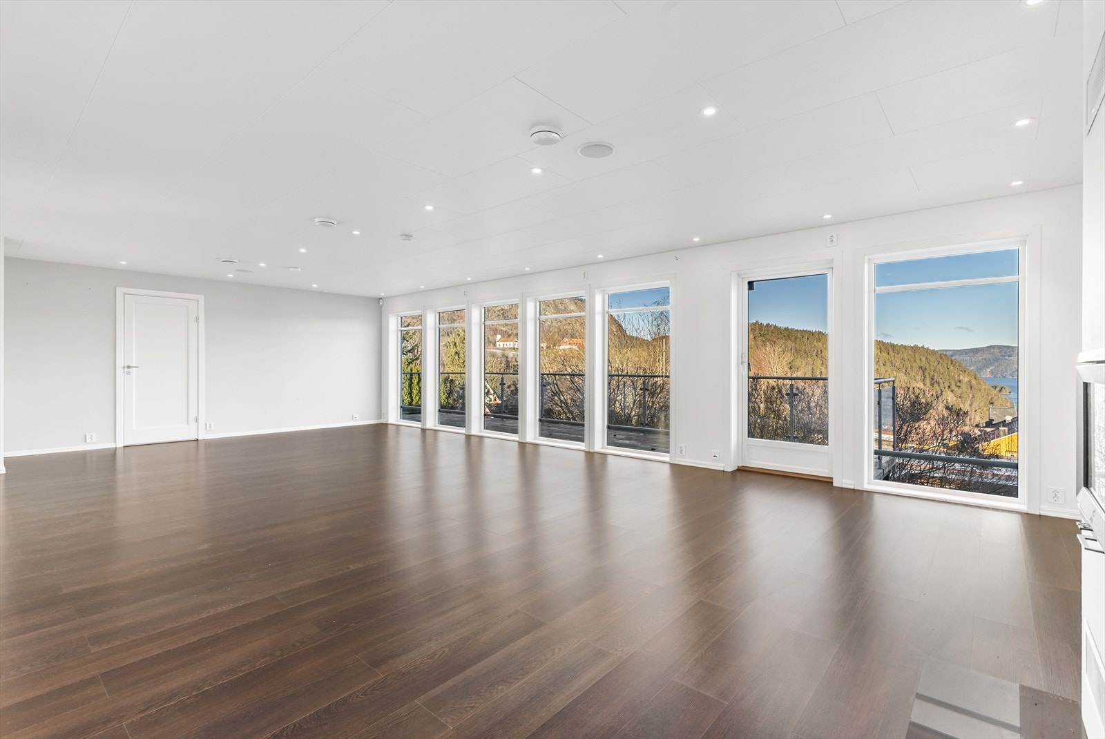 Stor og lys stue med store vindusflater. Galleribilde