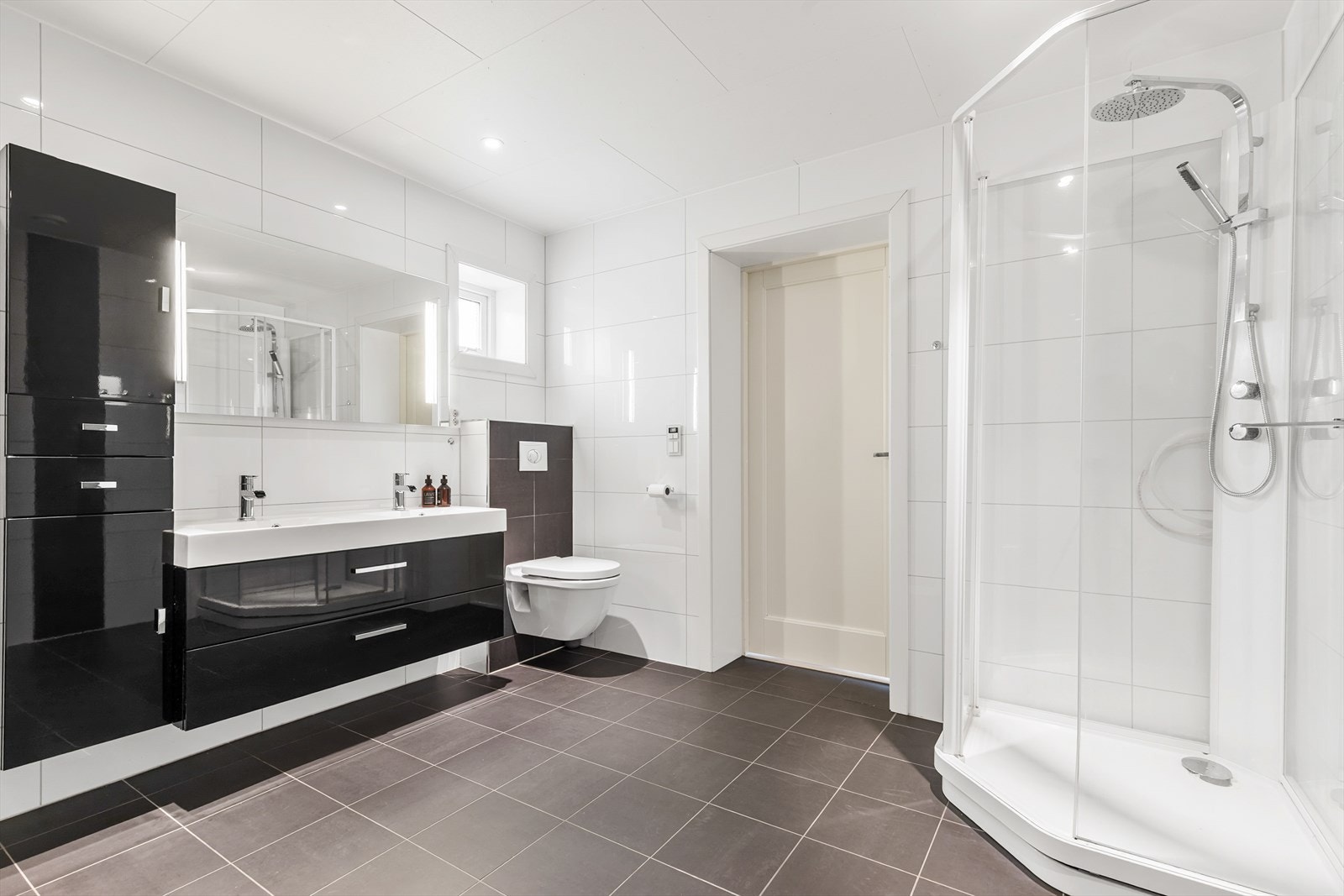 Baderom innenfor med dusjkabinett og pen innredning,. Galleribilde