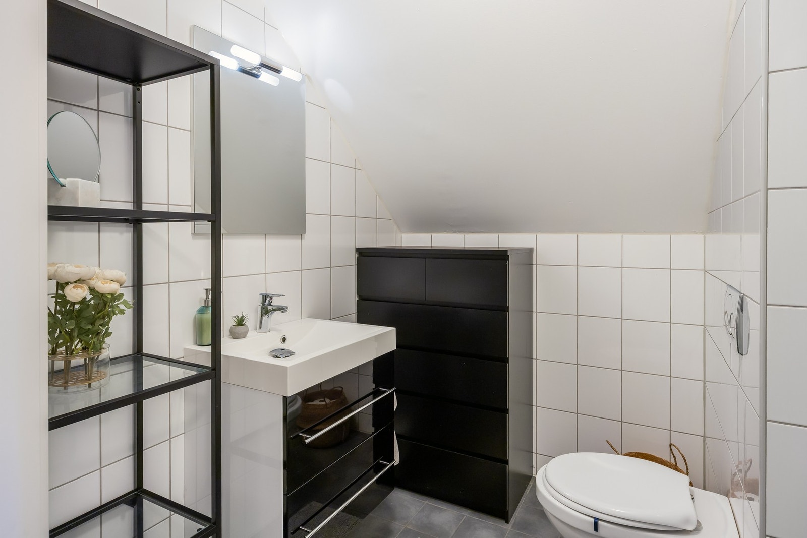 Boligens andre bad ligger i 2.etasje og er på 4,2m². Galleribilde