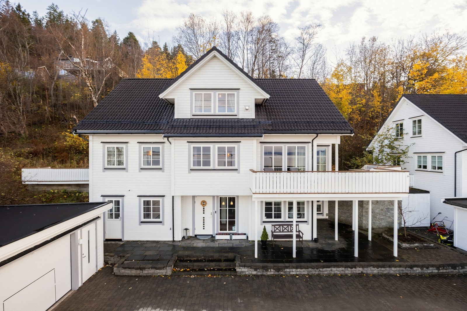 Stor og innholdsrik enebolig med fin beliggenhet innerst i blindveg i Smiskaret i Malvik. Velkommen til Sjøtrøa 25. Foto: Stian Hatling Galleribilde