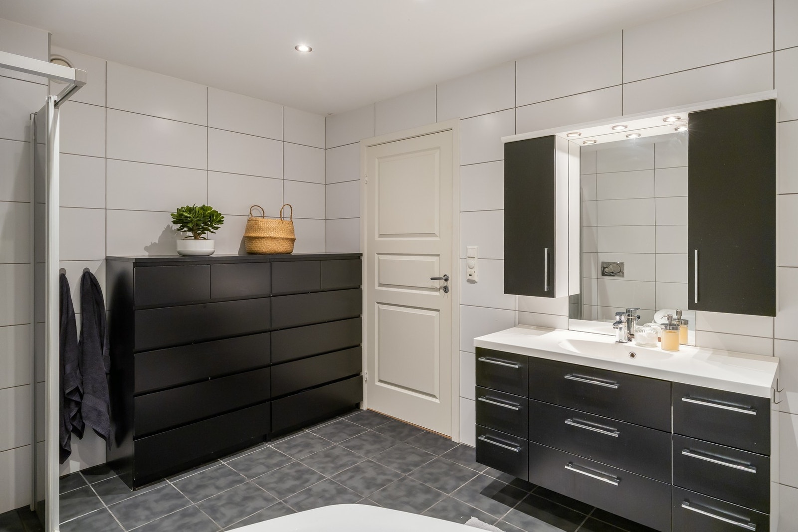 Her er baderomsinnredning, dusjhjørne, boblekar og vegghengt wc. Galleribilde