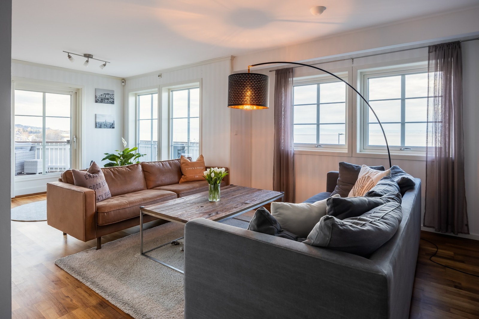 Stuen nyter godt av store vindusflater som gir fint lysinnslipp og samtidig en fantastisk utsikt mot Trondheimsfjorden. Galleribilde