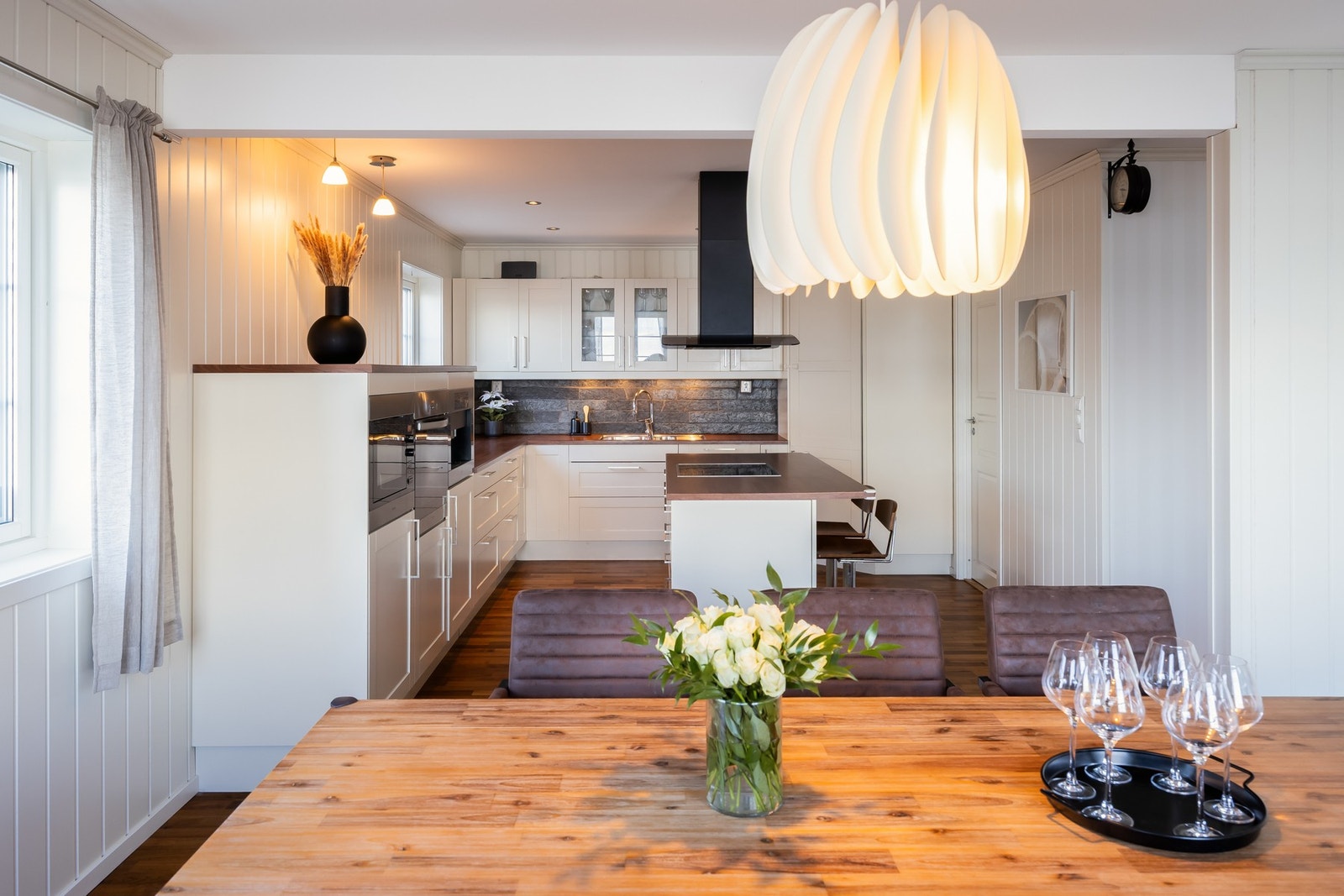 Kjøkkenet ligger inntil stuen, men avdelt i egen sone. Galleribilde