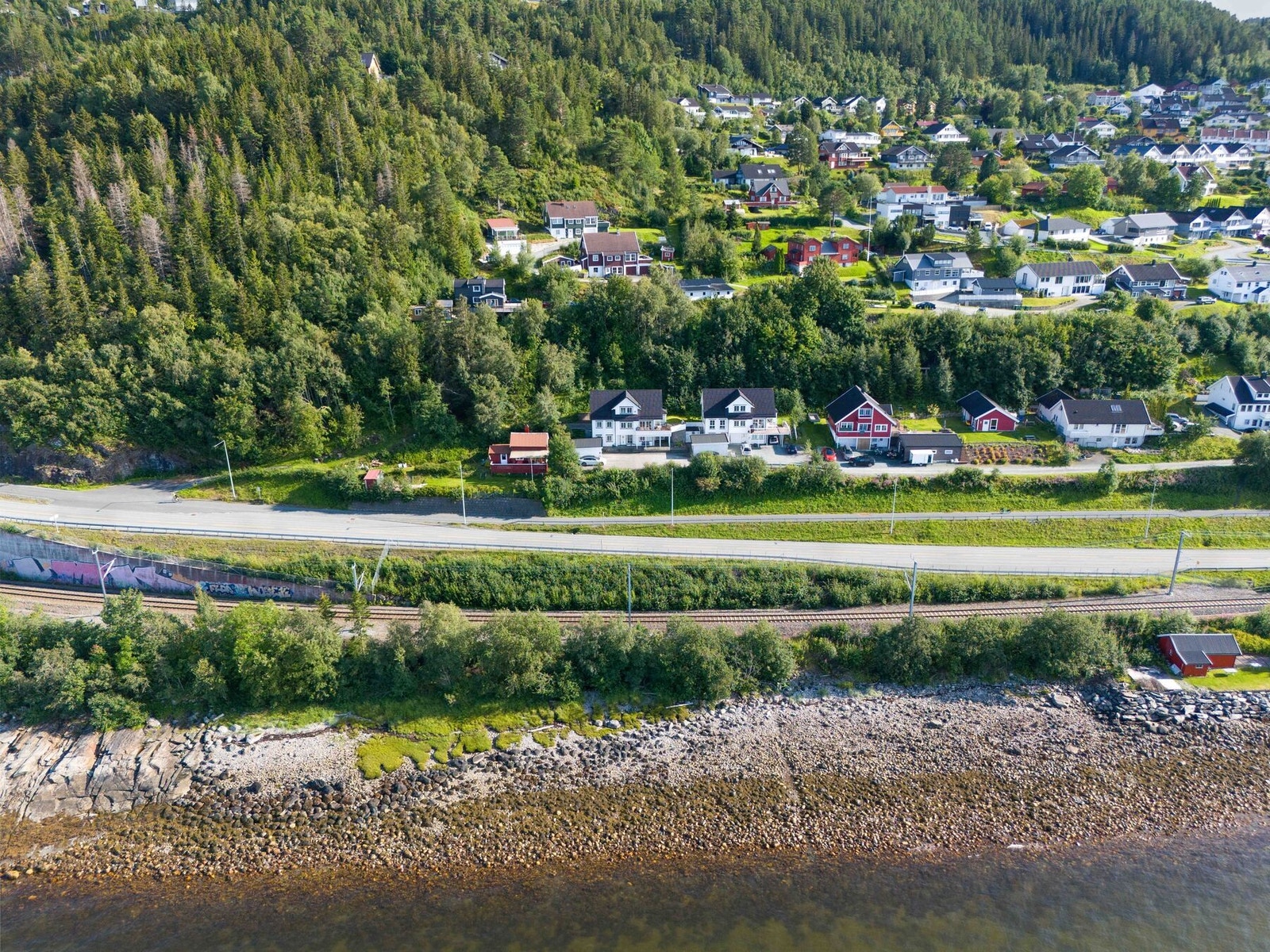 Sjønær beliggenhet med kun 10 minutters gange til Midtsandtangen-, et fantastisk friluftsområde, perfekt å gå turer, sole seg, bade, leke og grille. Galleribilde