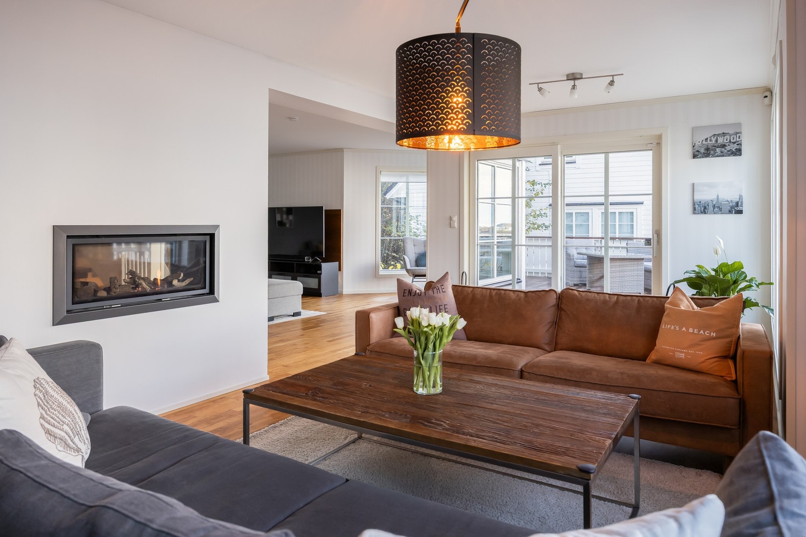 Romslig stue på hele 56m², stuen er delt i flere soner. Galleribilde