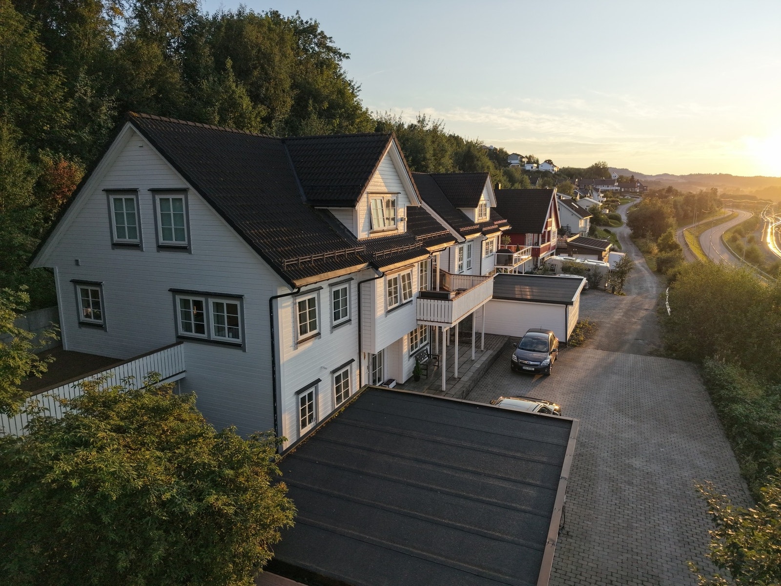 Stor steinlagt gårdsplass. Rikelig med biloppstillingsplasser på egen tomt. Galleribilde