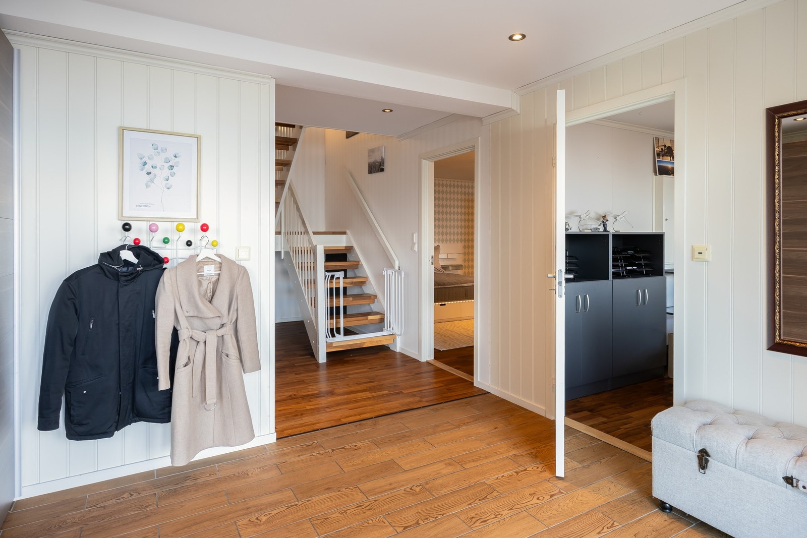 Hallen er på 23m² og har flislagt gulv med vannbåren varme. Galleribilde