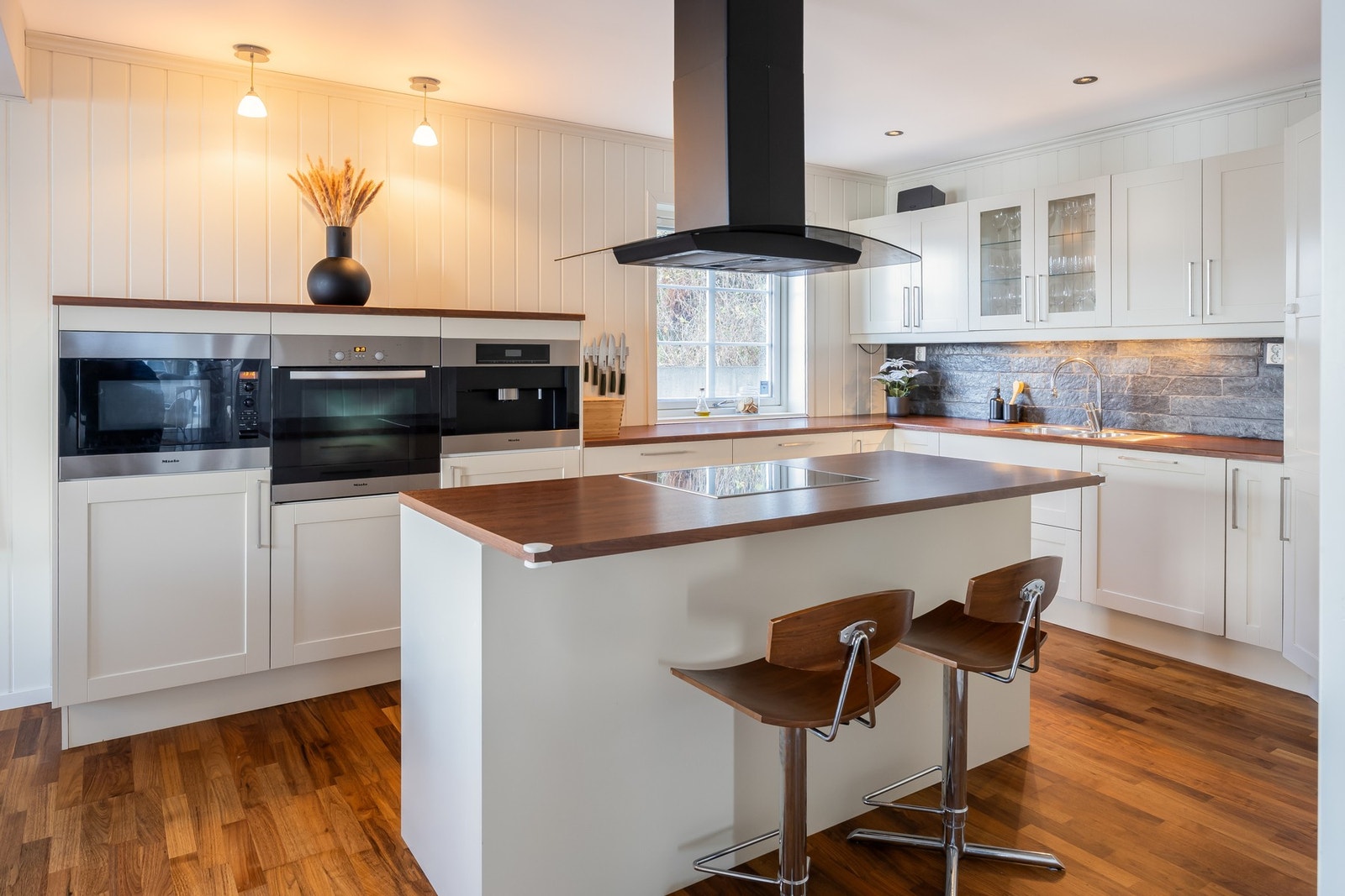 Kjøkkenet har en innredning fra Norema med integrert stekeovn, platetopp, mikrobølgeovn, kaffemaskin, oppvaskmaskin og kjølehjørne. Galleribilde