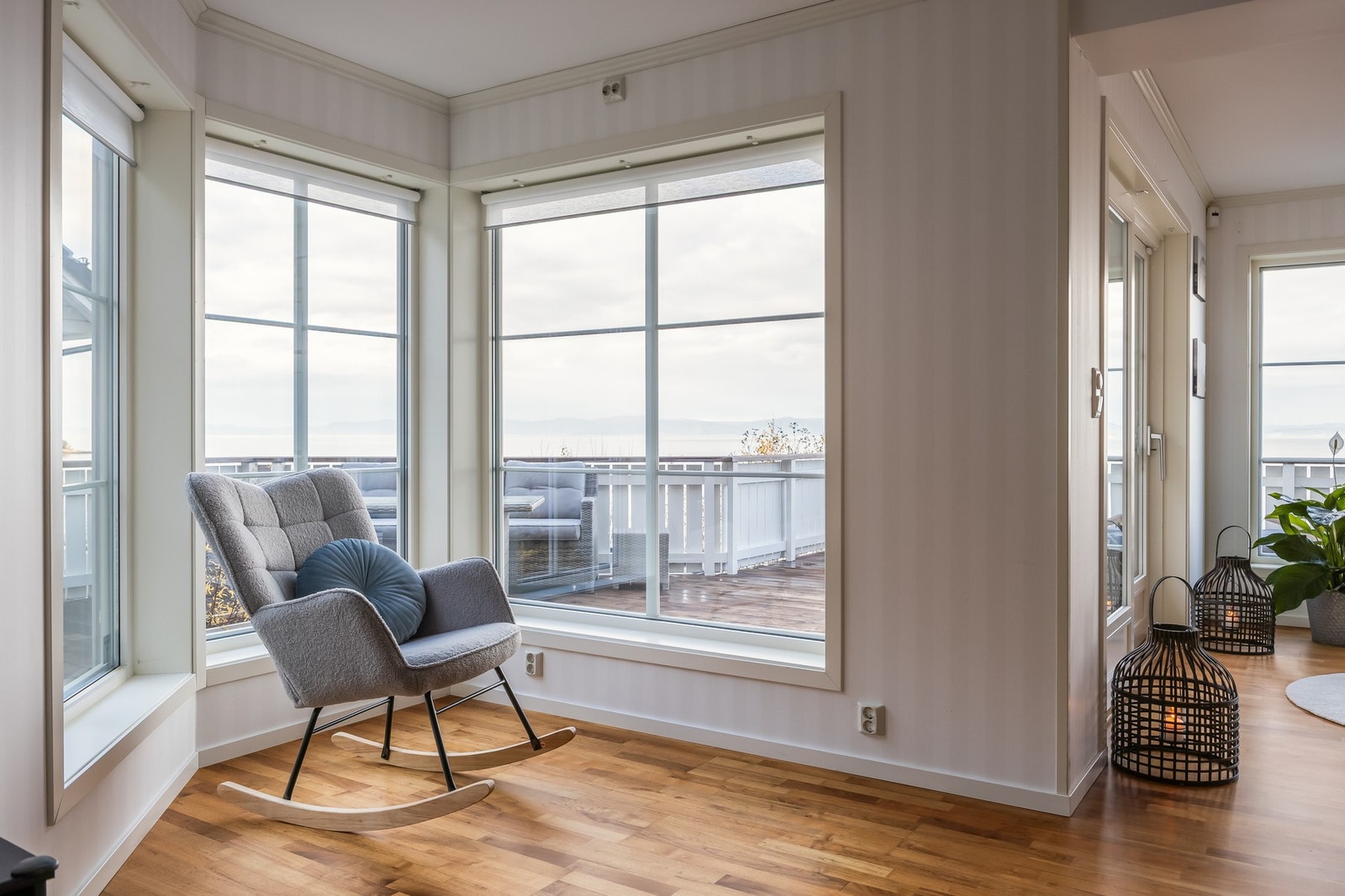 Fra stuen er utgang til stor veranda med gode solforhold fra morgen og helt til solen går ned over Fosenfjellene ca. kl. 23:30 sommerstid. Galleribilde