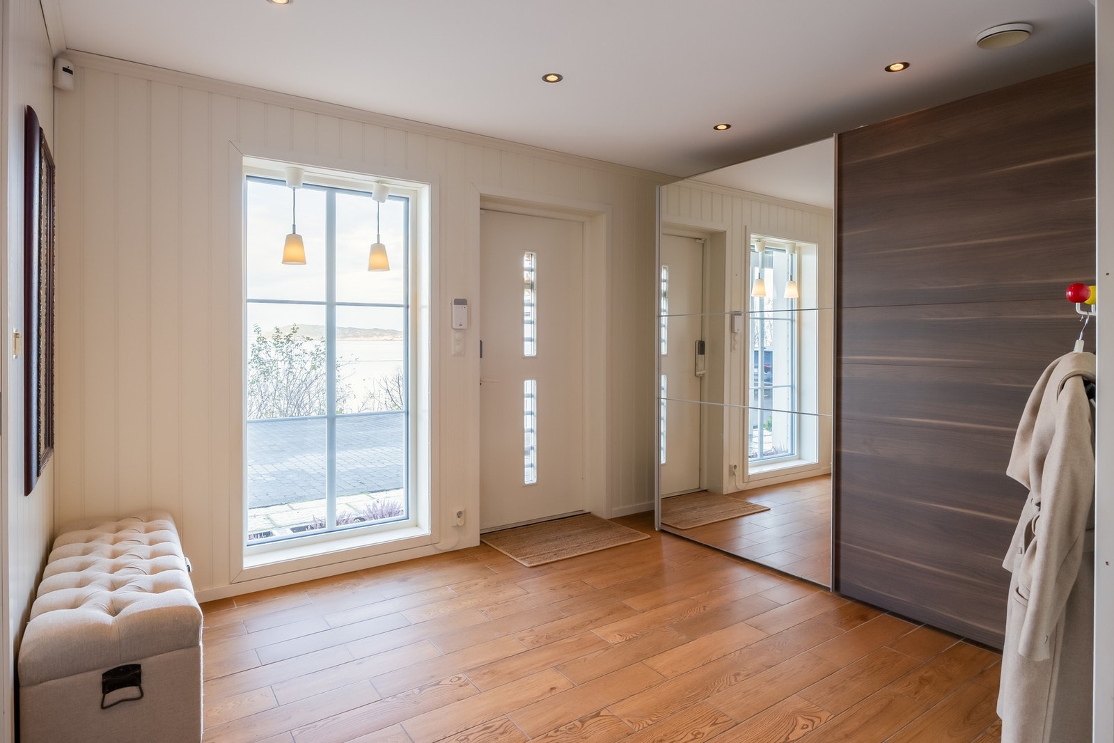 I sokkeletasjen kommer man inn i en romslig hall utstyrt med skyvedørsgarderobe. Galleribilde