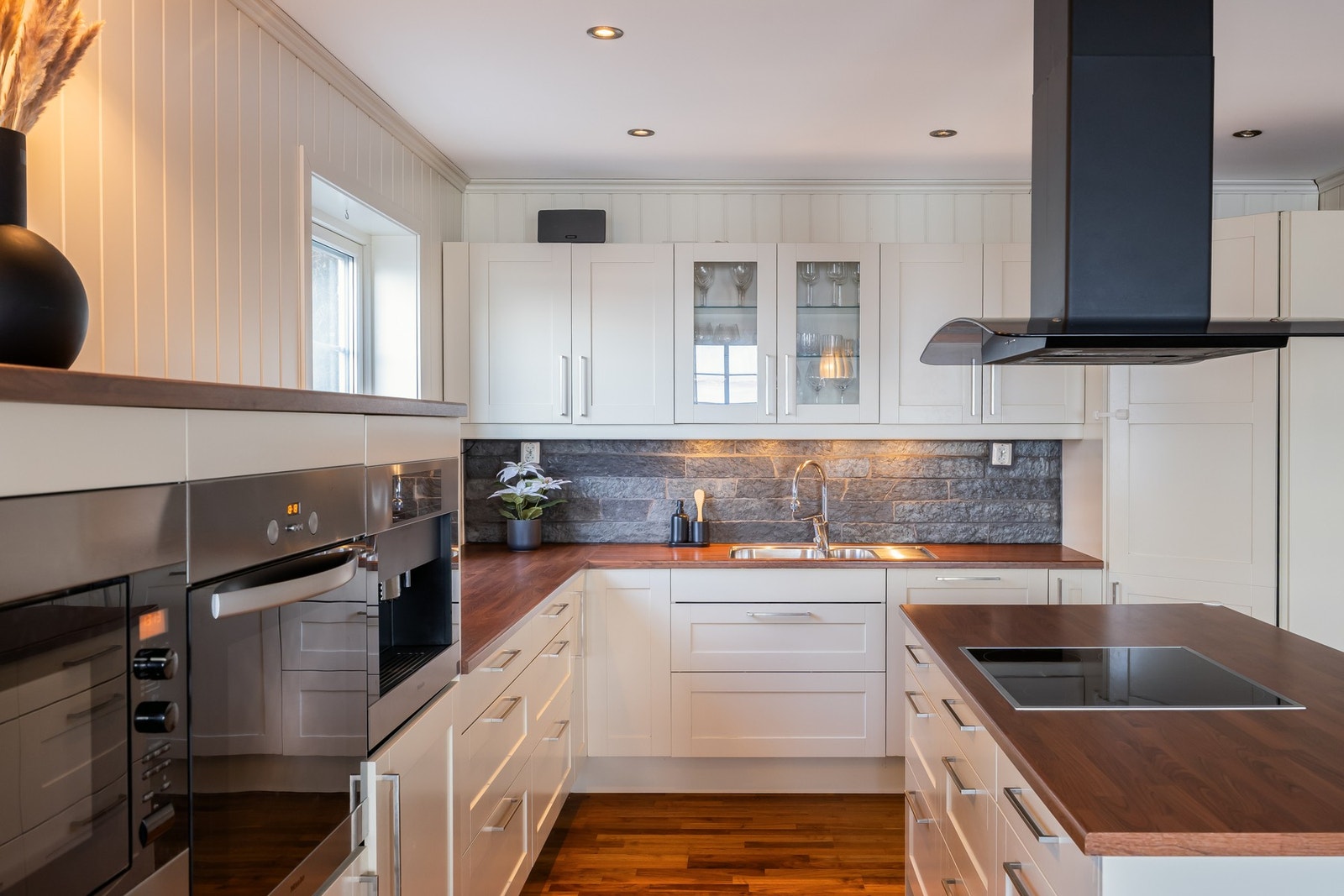 Innredningen har svært godt med både oppbevarings- og benkeplass. Galleribilde