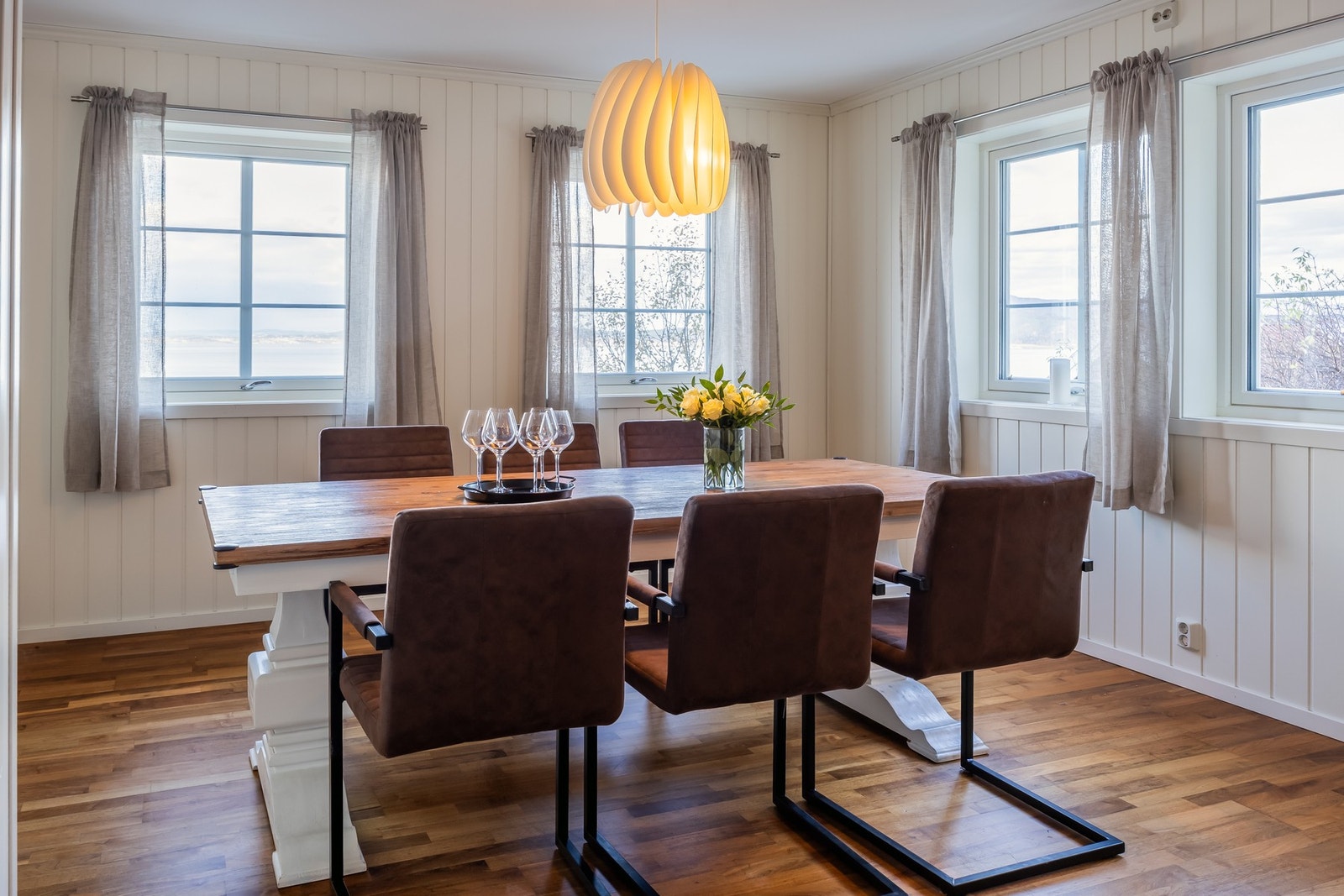 Kjøkkenet er på 31m² og har god plass til stort spisebord. Galleribilde