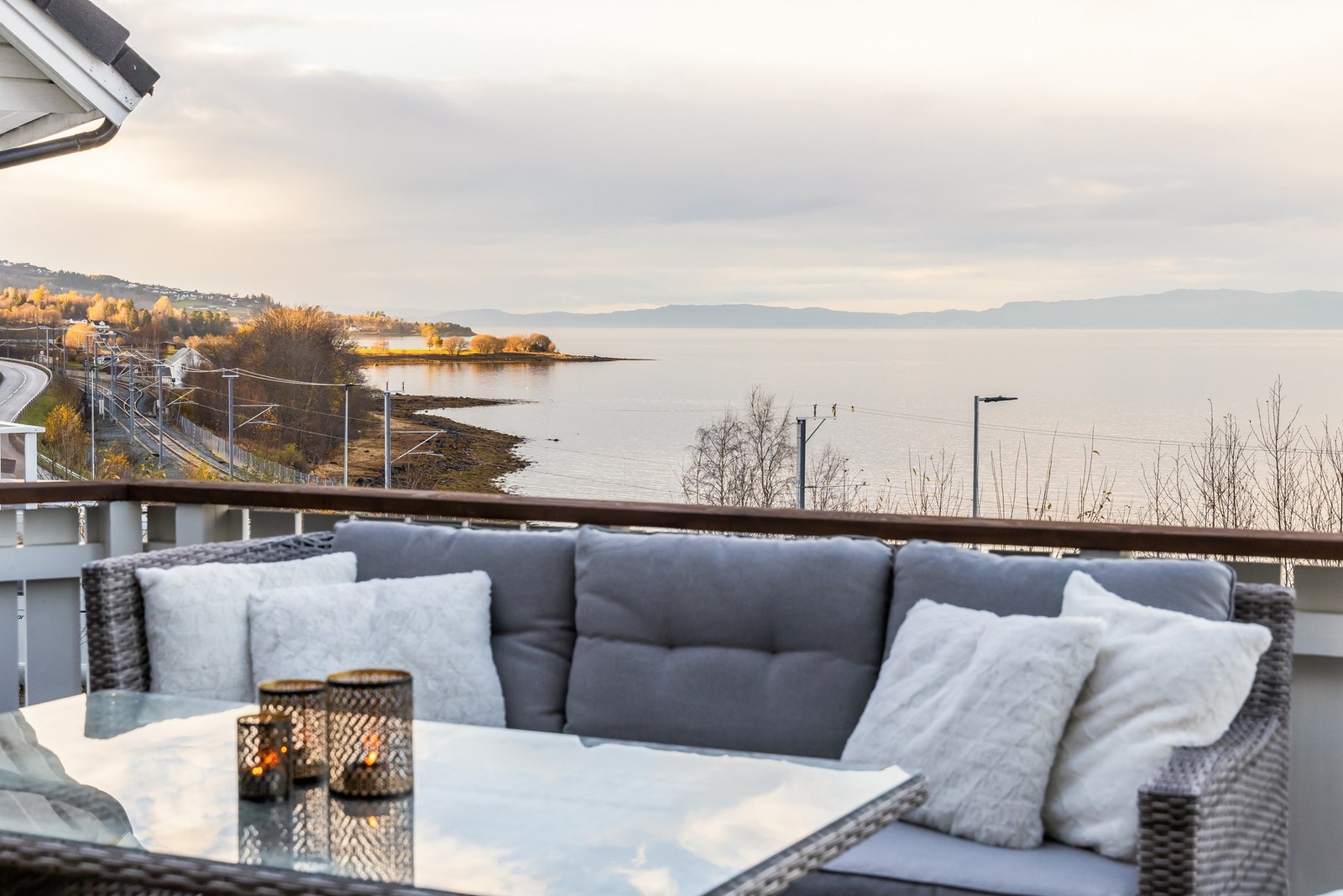 Fra boligen har man en nydelig utsikt over fjorden, samt svært gode solforhold fra morgen og helt til ca. kl. 23:30 på sommerstid. Galleribilde