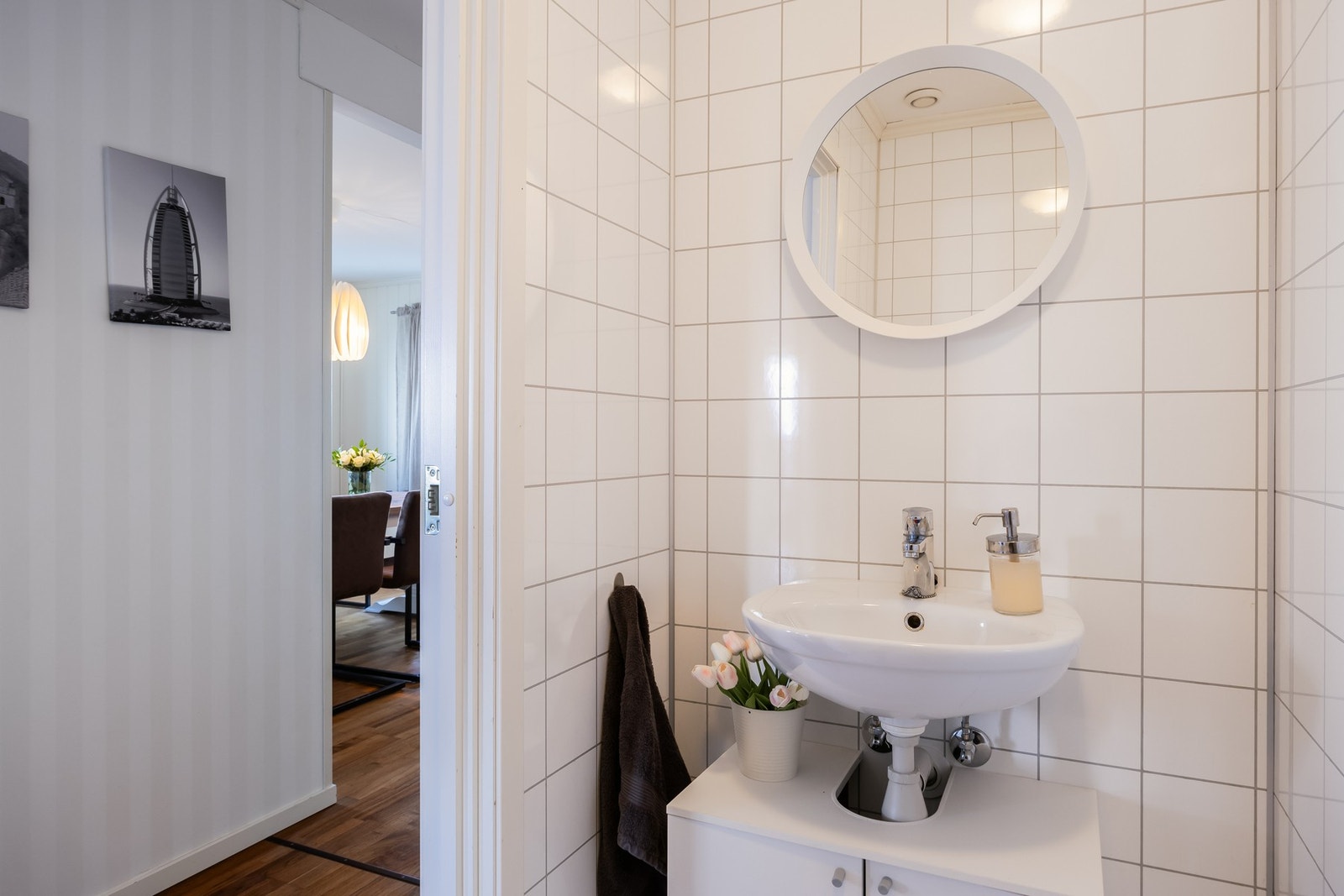 I 1.etasjen har man et toalettrom med wc og servant. Galleribilde