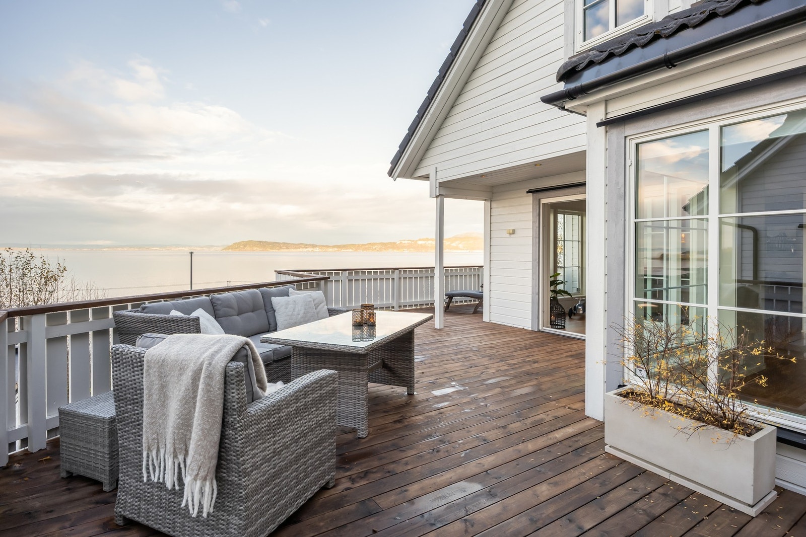 Fra stuen er utgang til stor veranda med gode solforhold fra morgen og helt til solen går ned over Fosenfjellene ca. kl. 23:30 sommerstid. Galleribilde