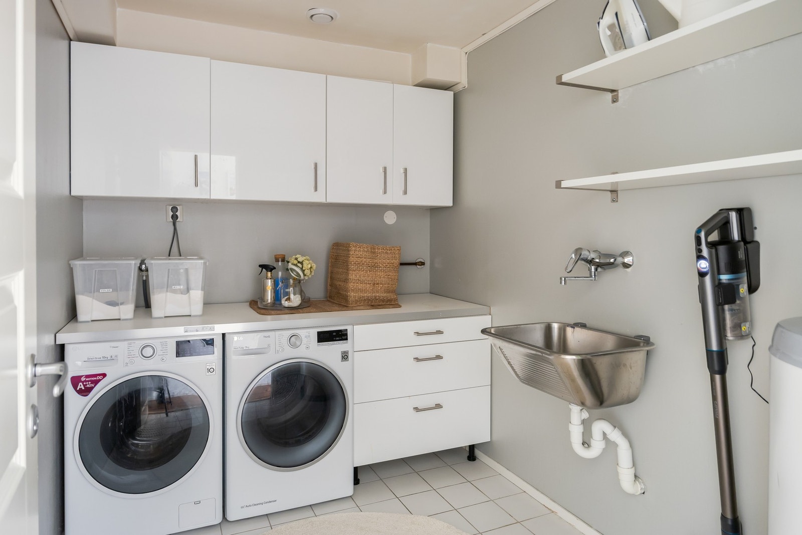 Innenfor hallen har man et praktisk vaskerom innredet med over- og underskap, benkeplate, utslagsvask og opplegg for vaskemaskin og tørketrommel. Galleribilde