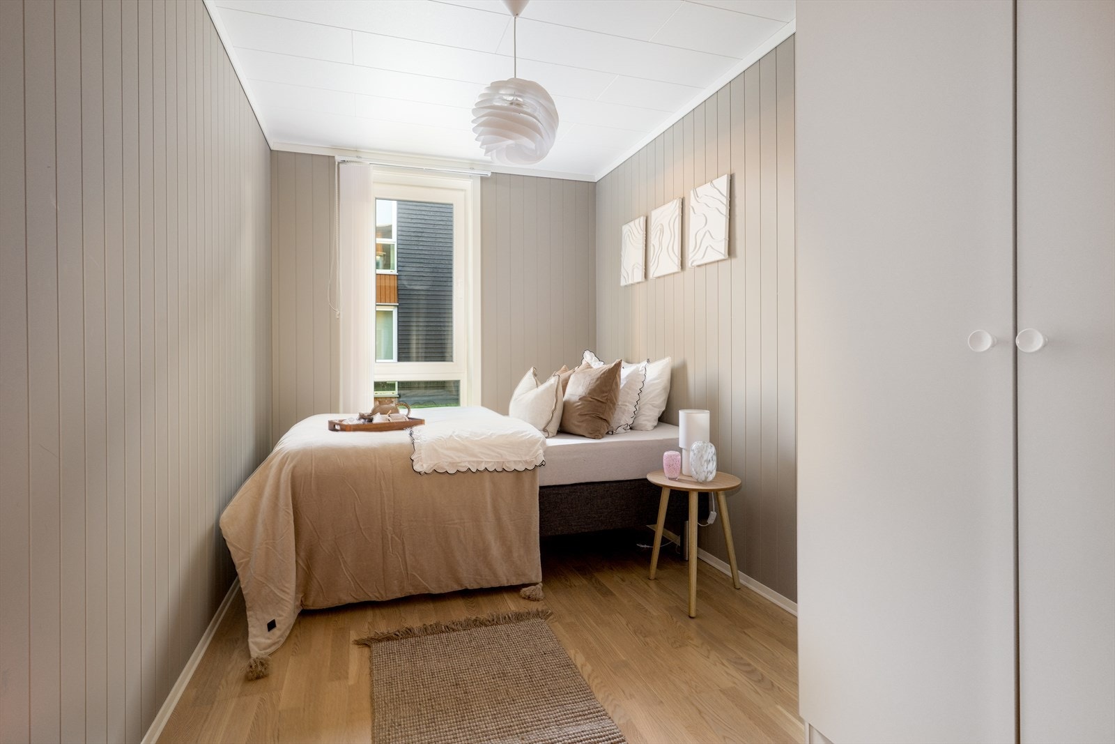 Delikat soverom med varme fargetoner. Galleribilde