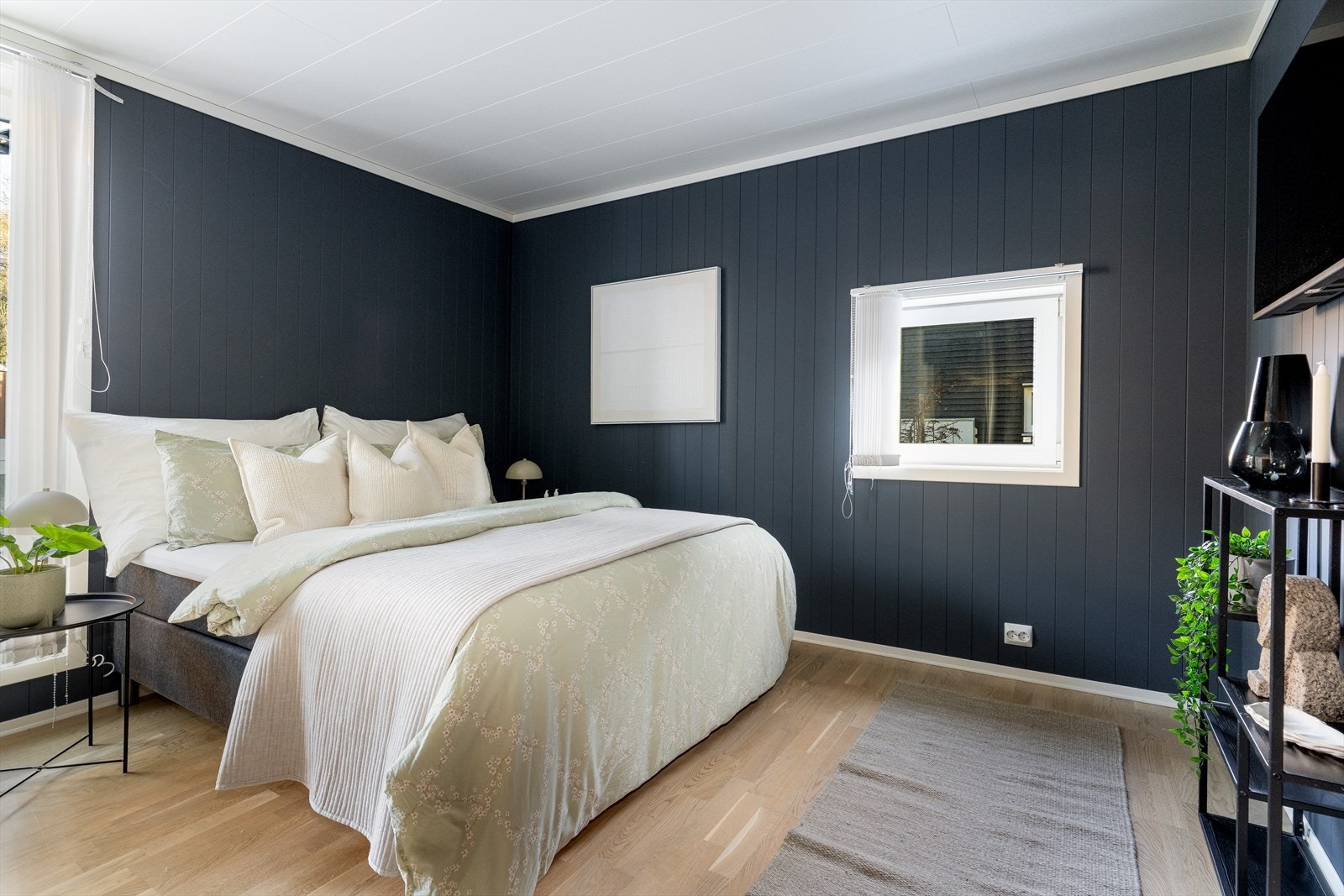 På hovedsoverommet er det god plass til dobbeltseng og nattbord samt annen mindre møblering. Galleribilde