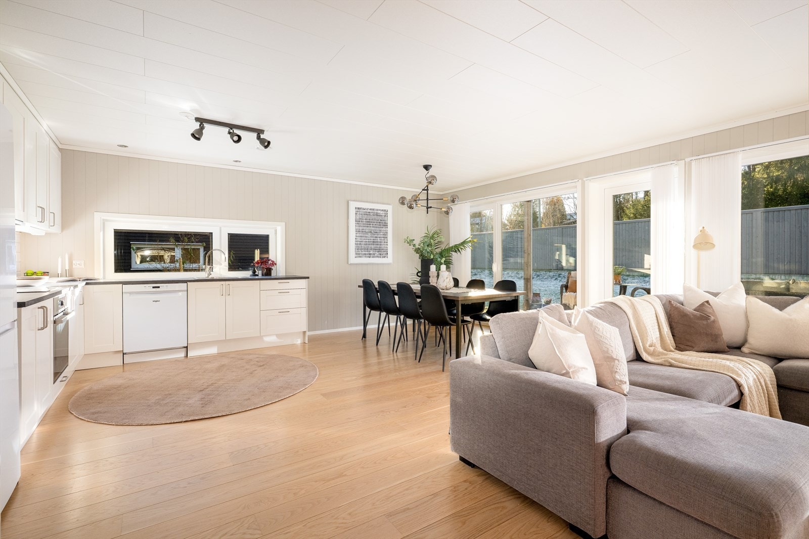 Stuen har fine møbleringsmuligheter med plass til både sofagruppe og spisestue. Store vindusflater og utgang til en deilig og lun hellelagt terrasse. Boligen har en åpen løsning mellom stue og kjøkken. Galleribilde