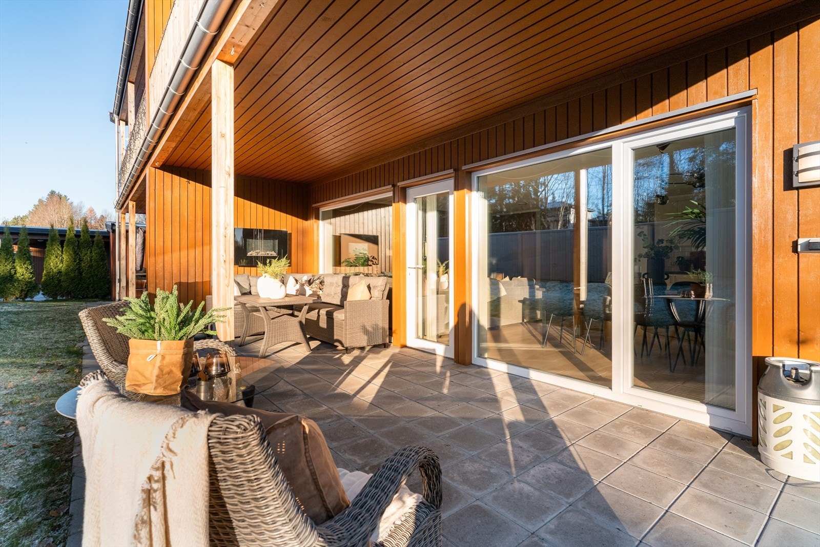 Nydelig overbygd terrasse på hele 22kvm. Galleribilde