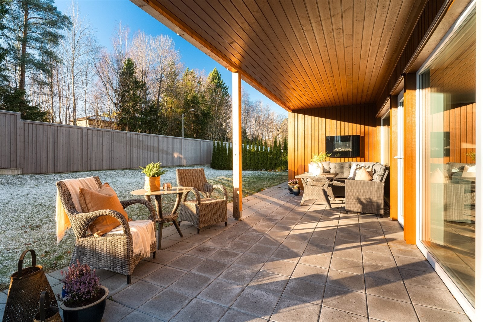 Boligen har en flott, skjermet uteplass med hellelagt gulv på hele 22 kvm. Deilig med tak over. Galleribilde