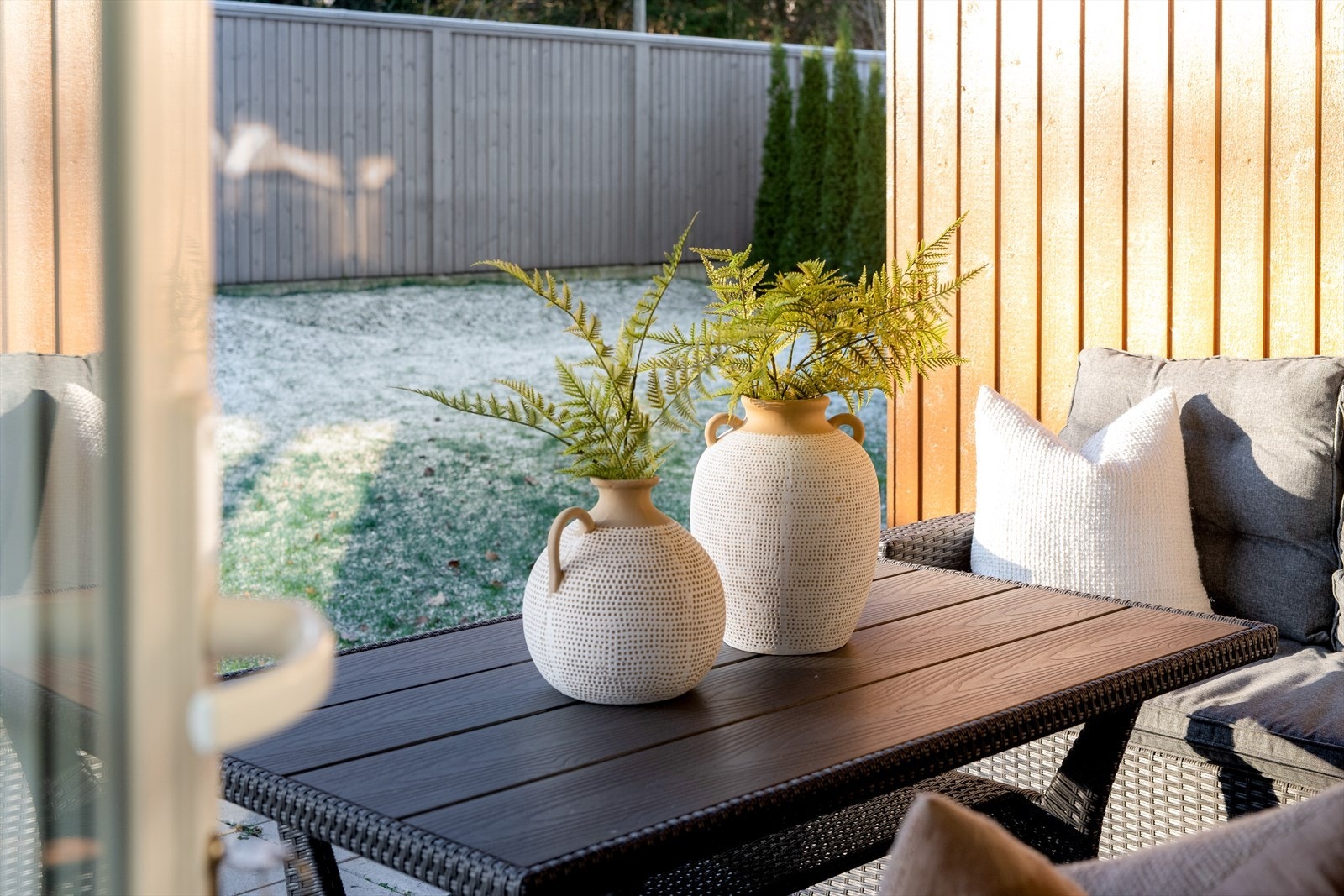 Lun og solrik uteplass. Galleribilde