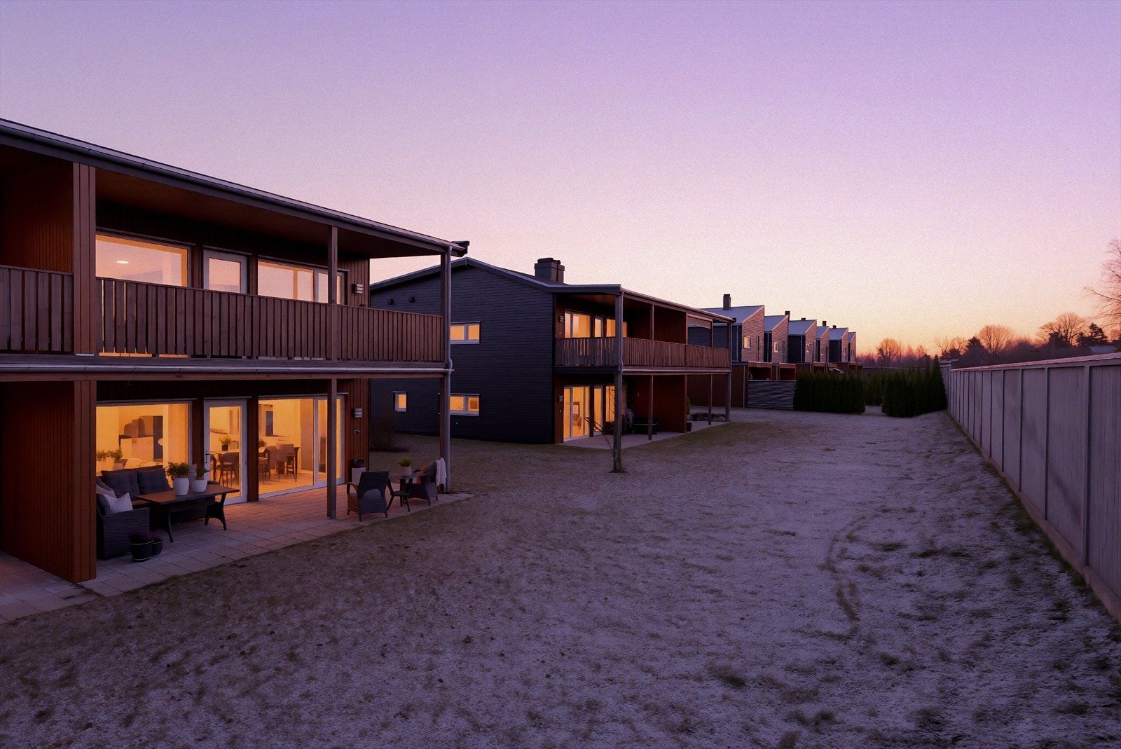 Tomten er tilnærmet flat og er pent opparbeidet med asfalterte internveier, plen og prydbusker. Galleribilde