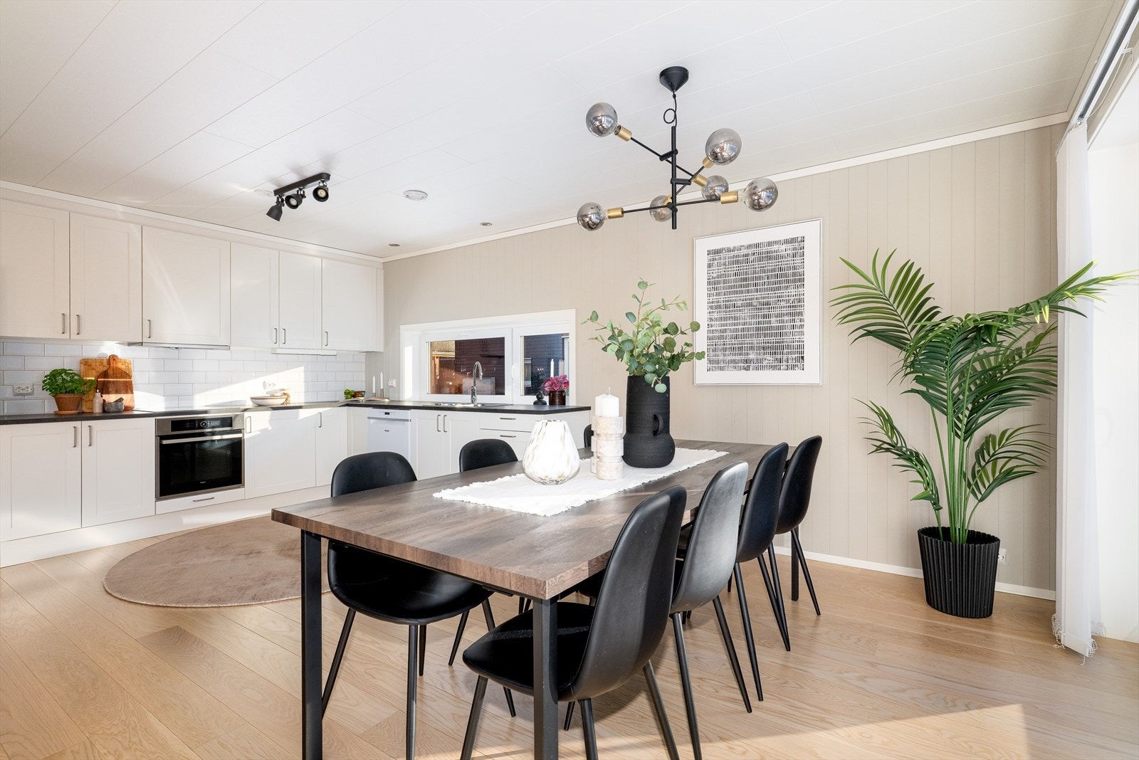 Kjøkkeninnredningen har malte profilerte fronter. Det er integrert koketopp, stekeovn, og oppvaskmaskin og plass for kjøl/fryseskap i innredningen. Galleribilde