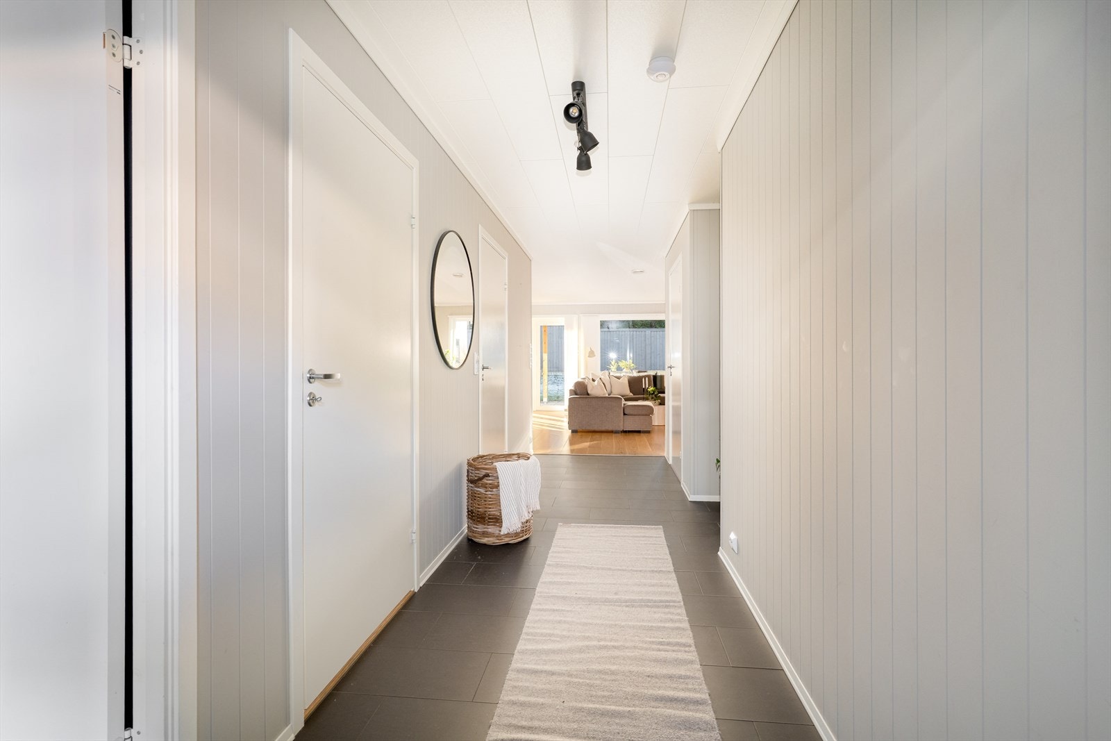 Fra entrèen er det tilgang til boligens øvrige rom. Galleribilde