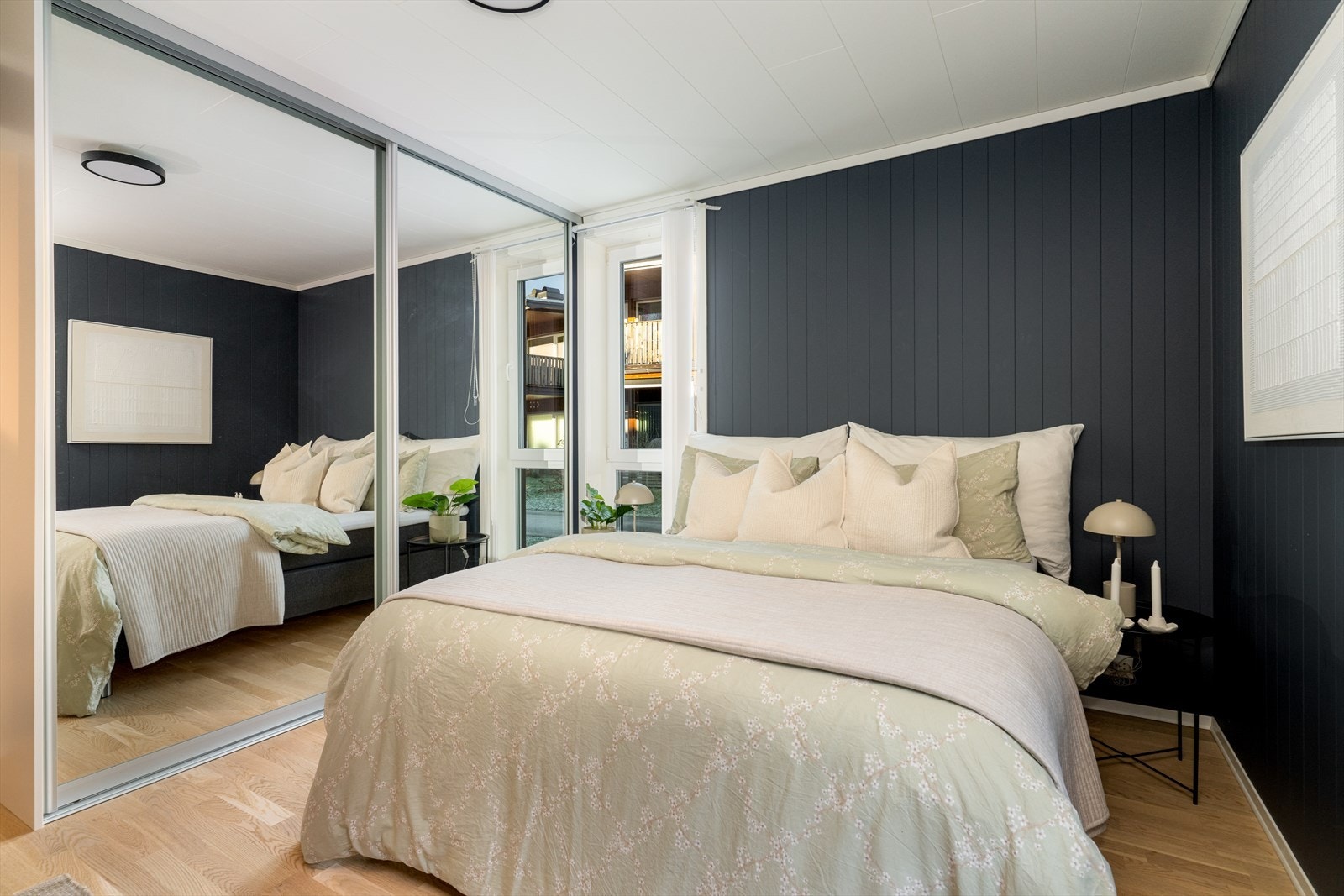 Leiligheten har to lyse og pene soverom. Hovedsoverommet har god plass til dobbeltseng, og plass til klesbeholdningen i romslige garderobeskap med speil. Galleribilde