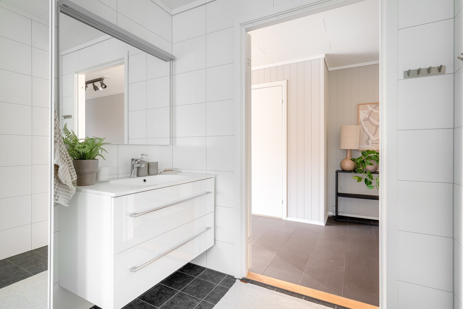 Badet har innredning med skuffer og heldekkende servant, samt speil på vegg med overlys. Galleribilde