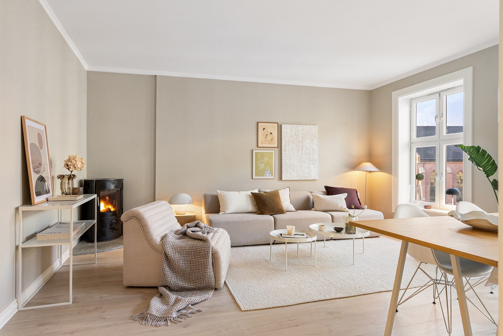 Leiligheten ble overflateoppusset i 2025, med stilrent laminatgulv og vegger malt i delikate, moderne fargetoner som gir et tidløst og helhetlig uttrykk. Galleribilde