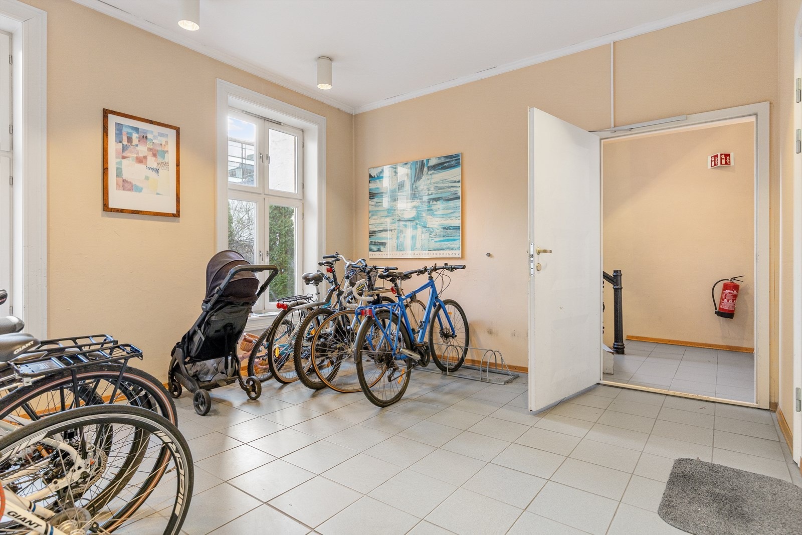 Sameiet tilbyr praktisk felles sykkel- og barnevognrom. Galleribilde