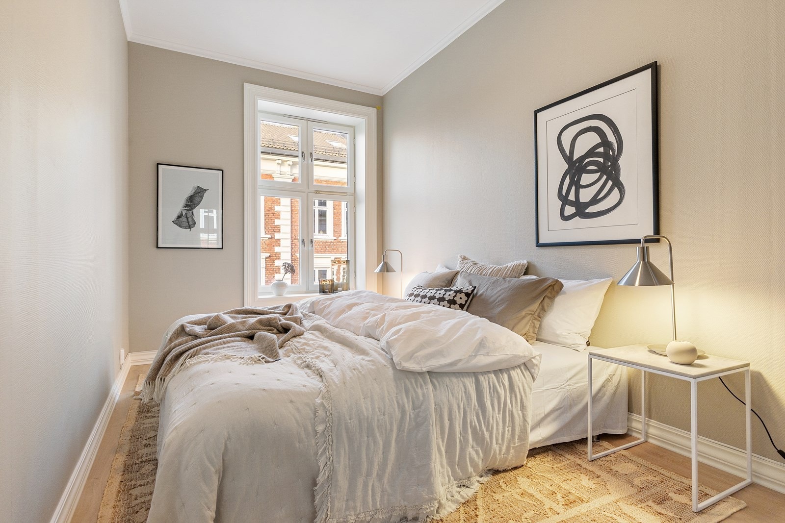 Soverommet er romslig, med plass til dobbeltseng, nattbord og tilhørende møbler. Galleribilde