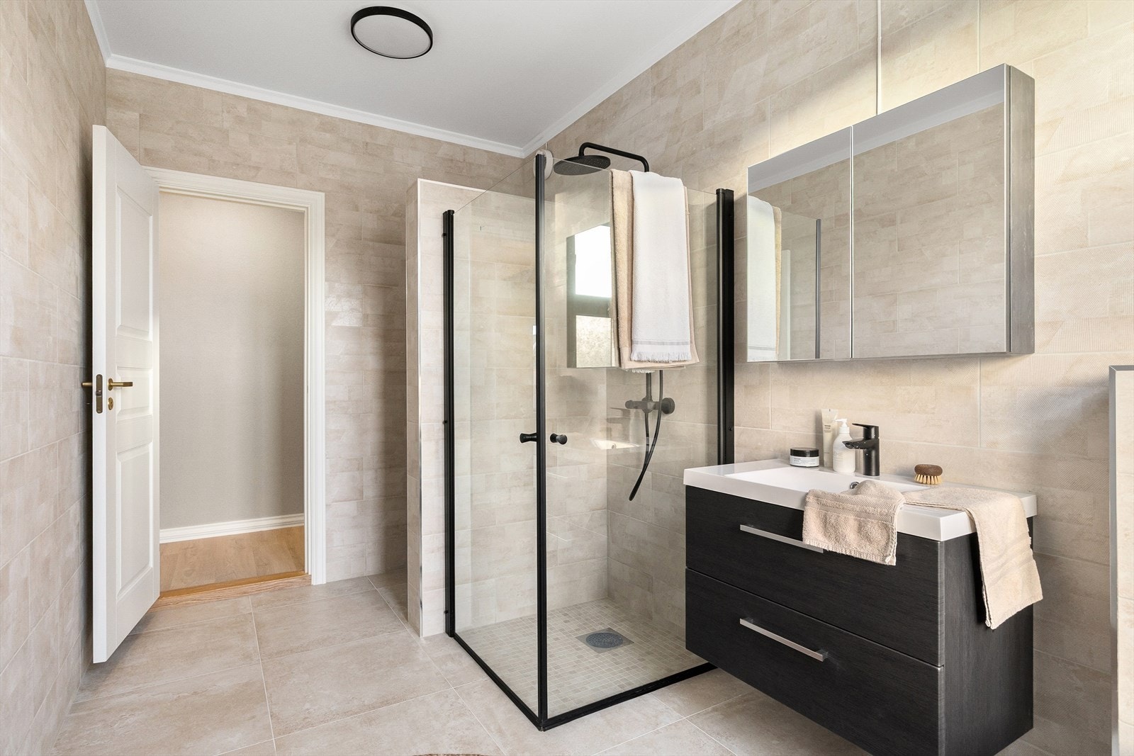 Det er praktisk opplegg for vaskemaskin. Galleribilde