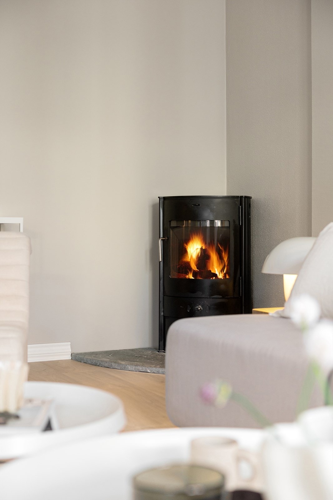 Som en ekstra kvalitet byr stuen på en stemningsfull peisovn, som gir både varme og hygge på kjølige dager. Galleribilde