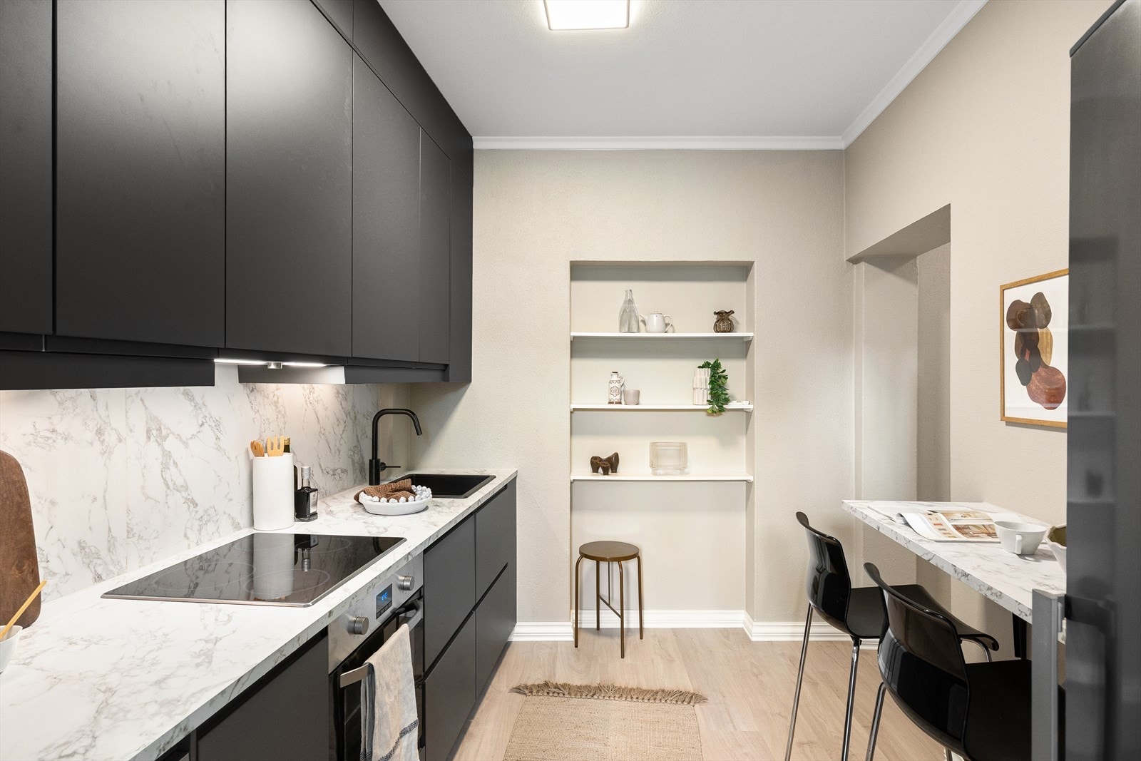 Delikat innebygd hylle for dekor og oppbevaring. Galleribilde