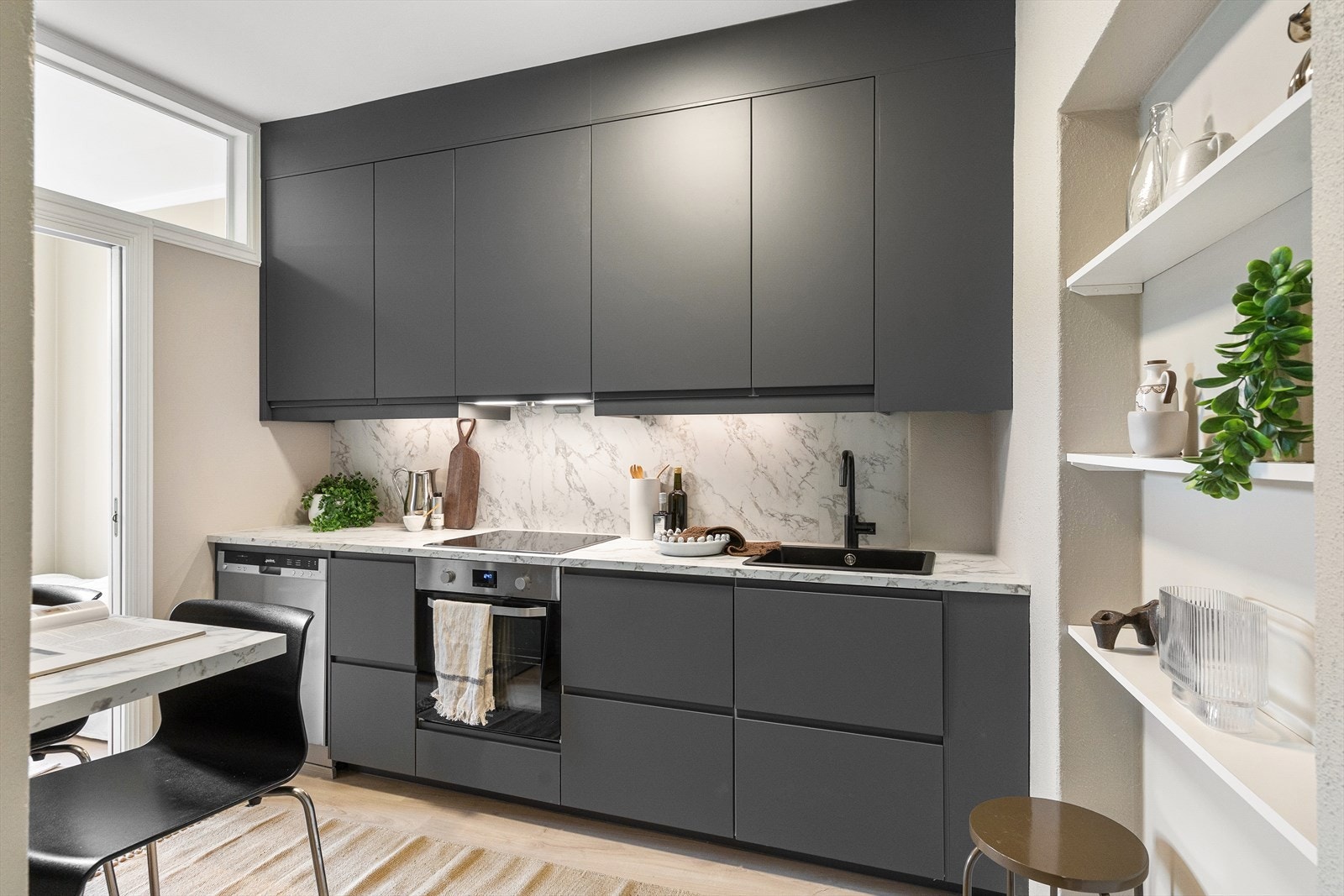 Kjøkkenet fremstår som moderne og funksjonelt, med rikelig skap- og benkeplass som gir gode arbeidsforhold i hverdagen. Galleribilde