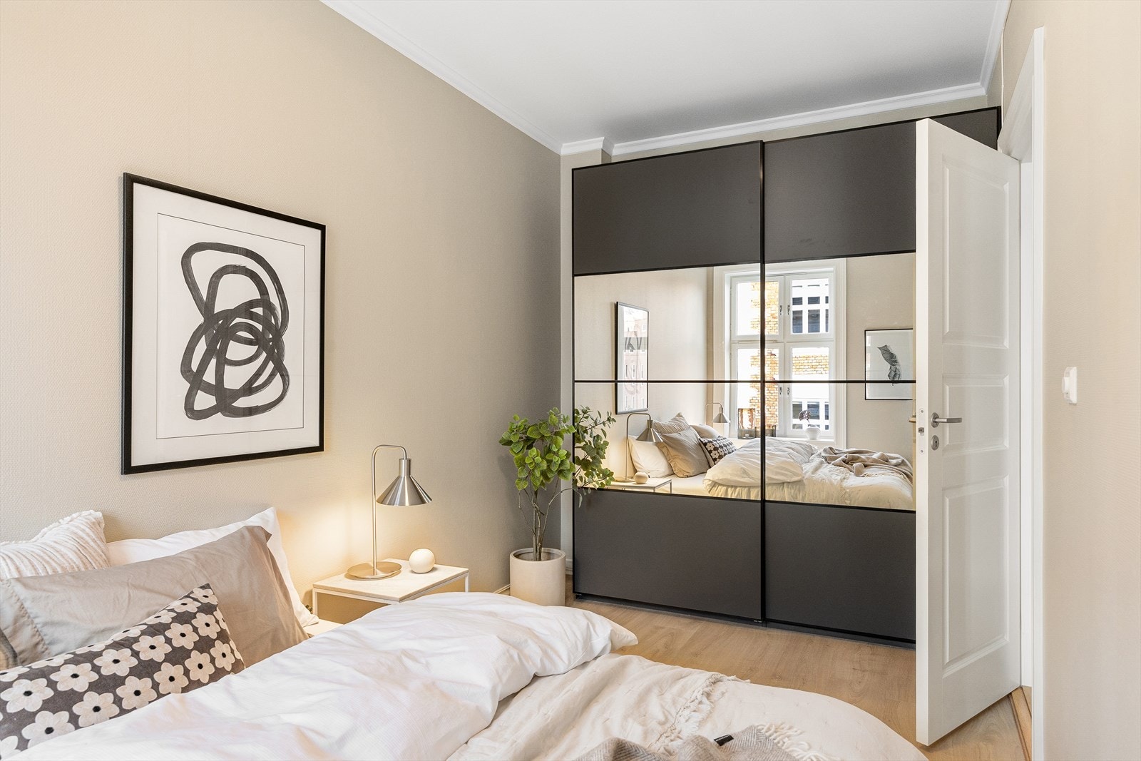 Rommet har også rikelig med oppbevaringsplass i en romslig skyvedørsgarderobe. Galleribilde