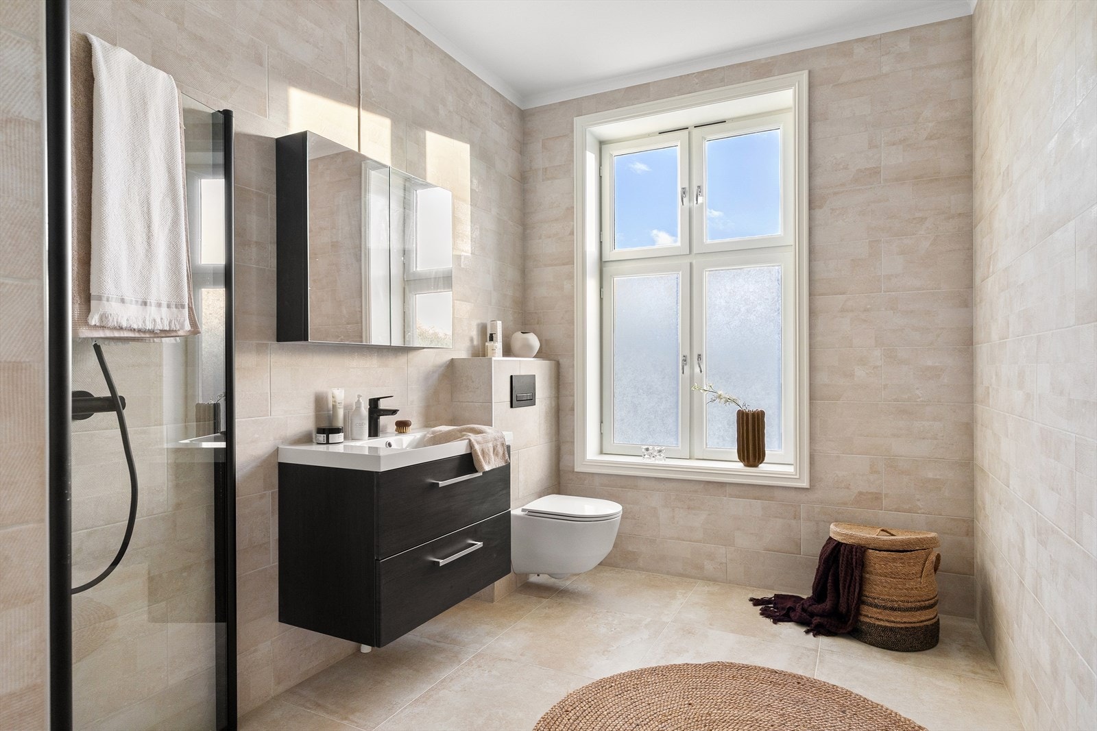 Tidløst, flislagt baderom med gulvvarme og taklampe i himlingen, pusset opp i 2025. Galleribilde